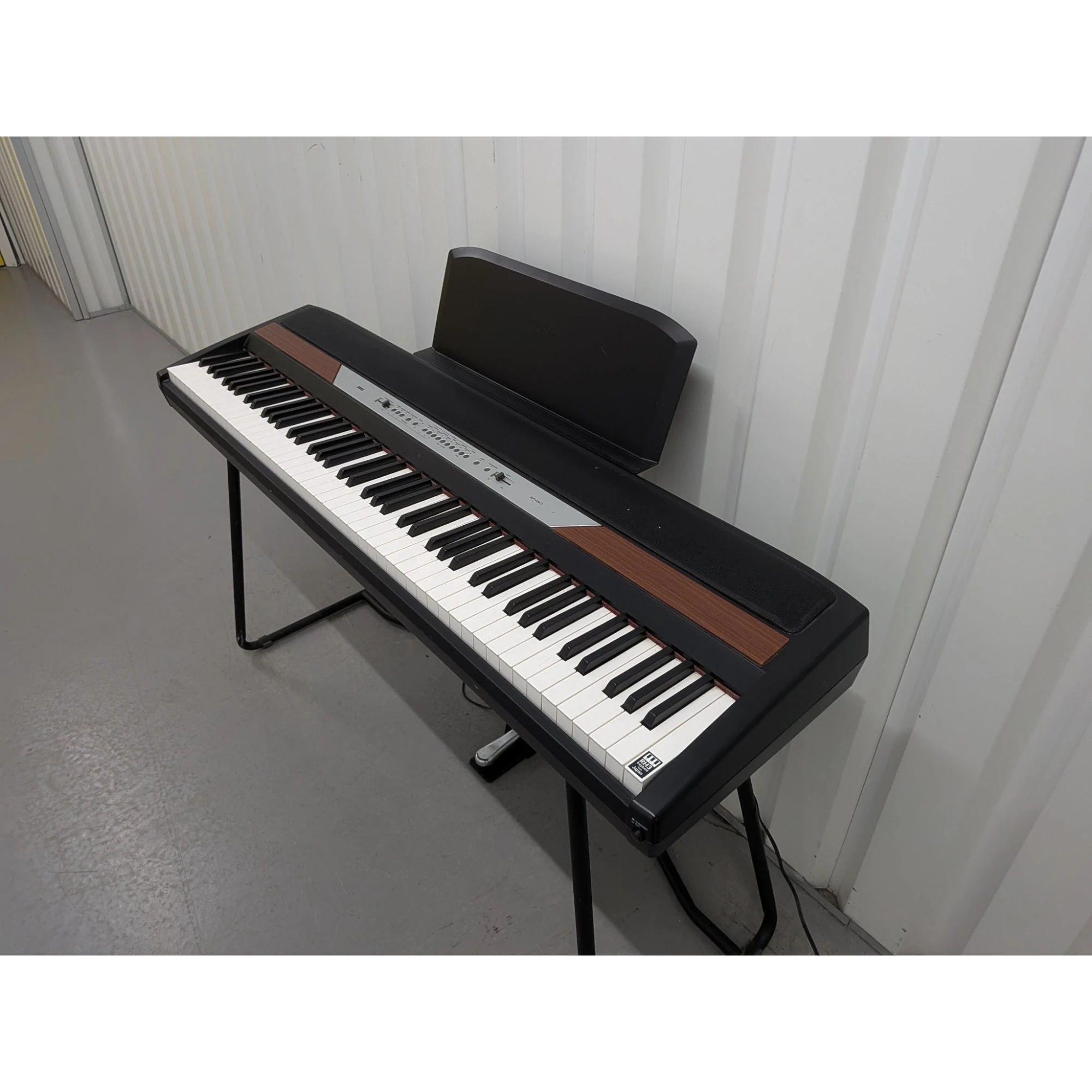 Đàn piano điện Korg SP-250 màu đen với bàn phím búa RH3, thiết kế gọn gàng tại cửa hàng TÂN NHẠC CỤ