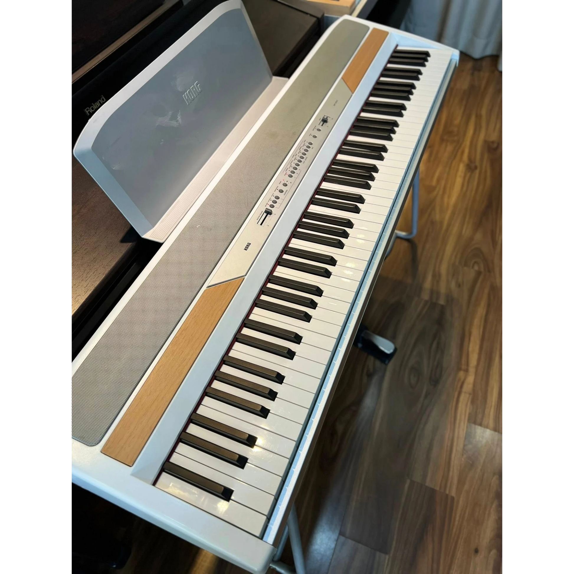 Đàn piano điện Korg SP-250 màu trắng tại cửa hàng TÂN NHẠC CỤ, thiết kế gọn gàng với bàn phím búa RH3.