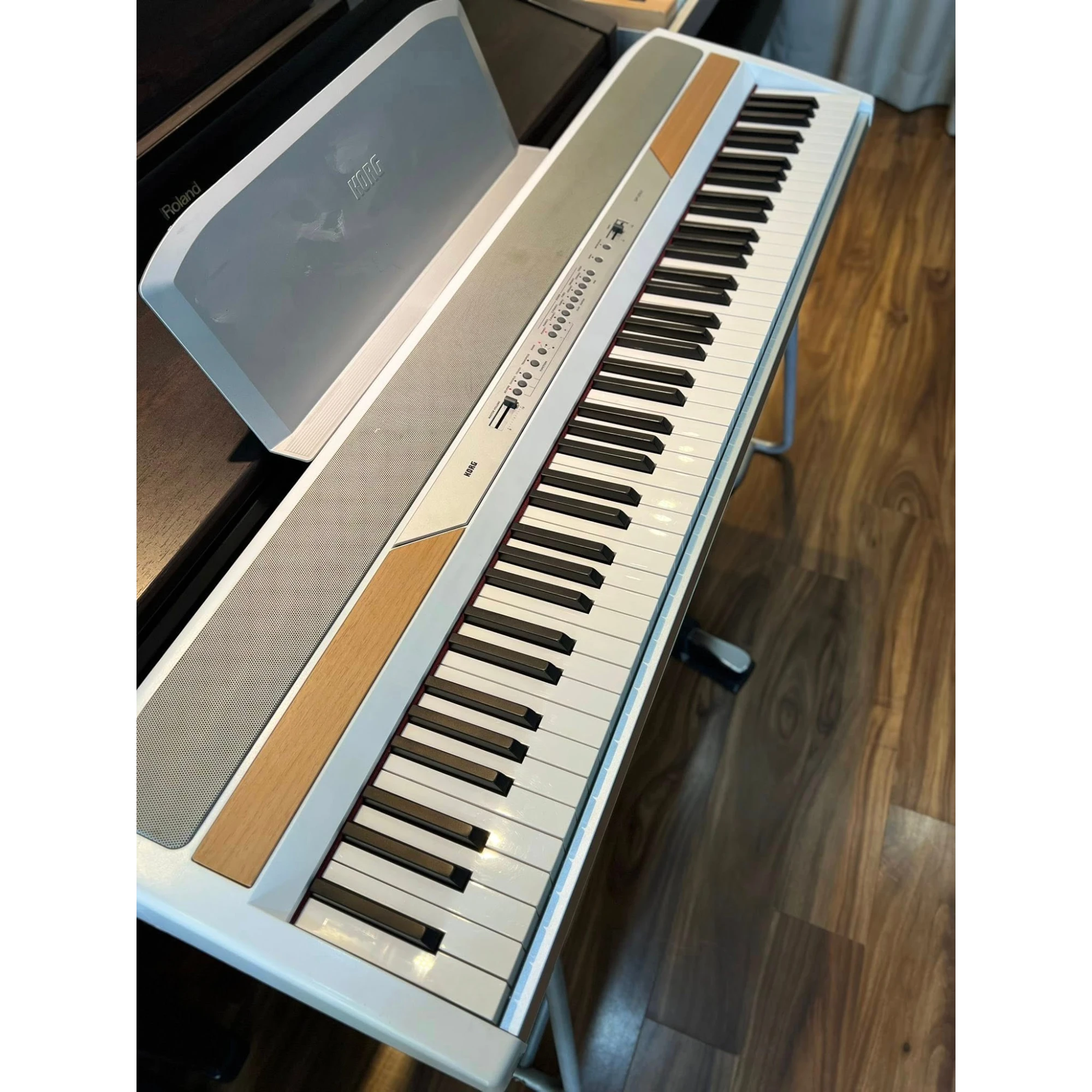 Đàn piano điện Korg SP-250 màu trắng tại cửa hàng TÂN NHẠC CỤ, thiết kế gọn gàng với bàn phím búa RH3.
