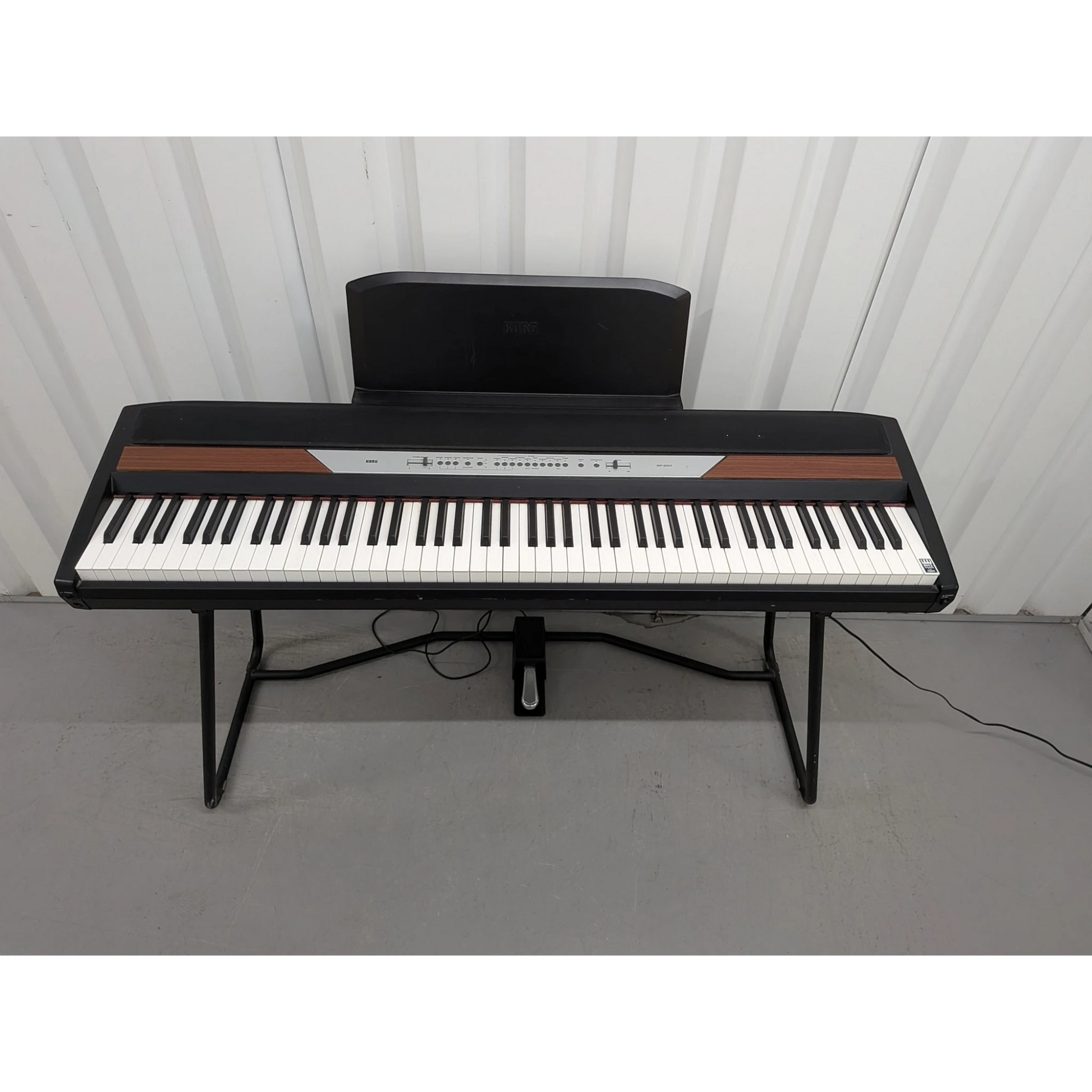 Đàn piano điện Korg SP-250 màu đen với chân đứng và pedal tại cửa hàng TÂN NHẠC CỤ