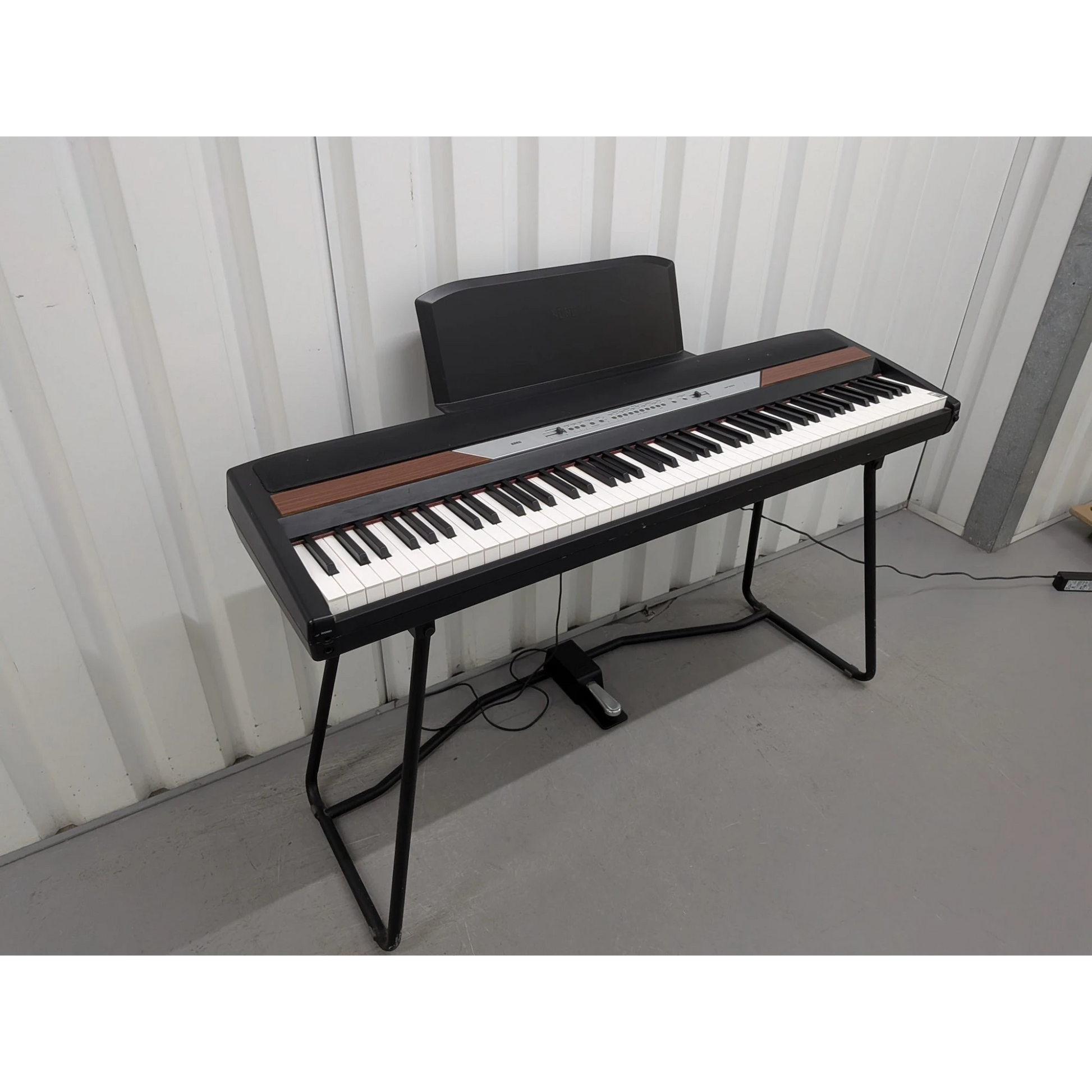 Đàn piano điện Korg SP-250 màu đen với chân đứng và pedal tại TÂN NHẠC CỤ