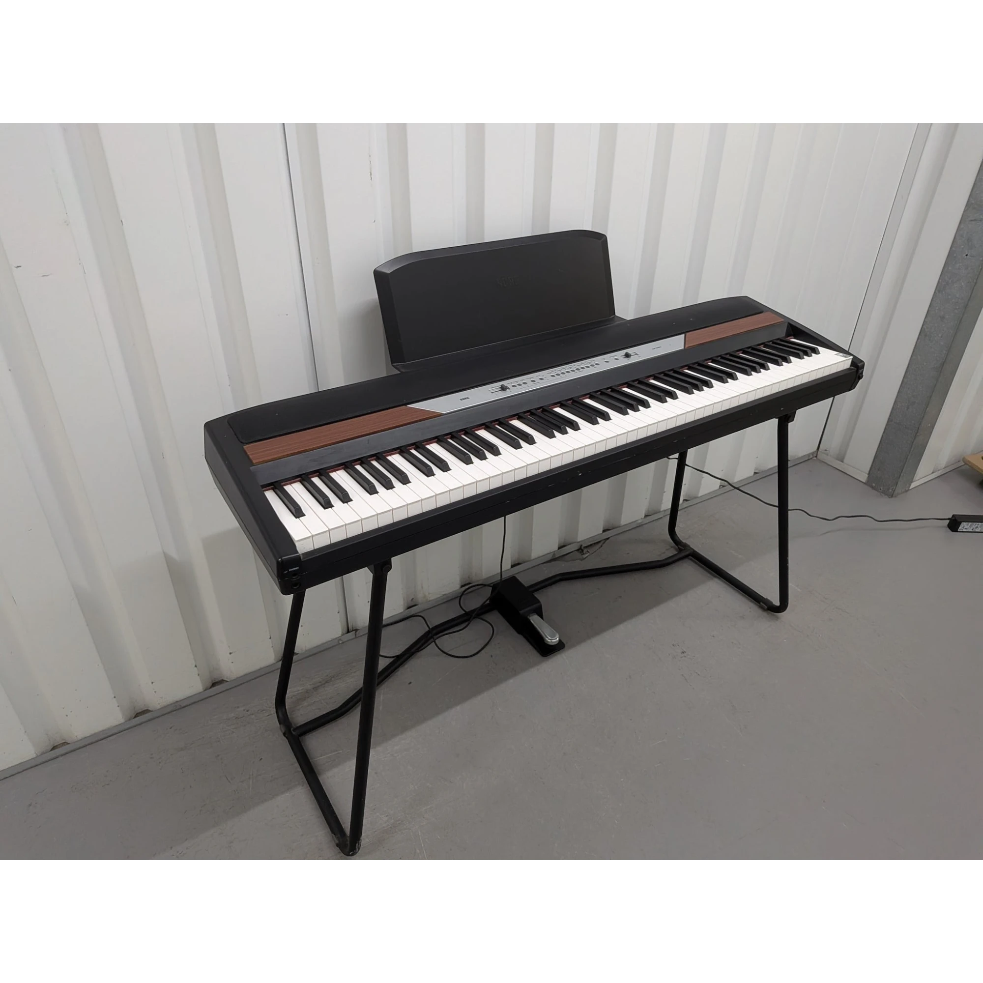 Đàn piano điện Korg SP-250 màu đen với chân đứng và pedal tại TÂN NHẠC CỤ