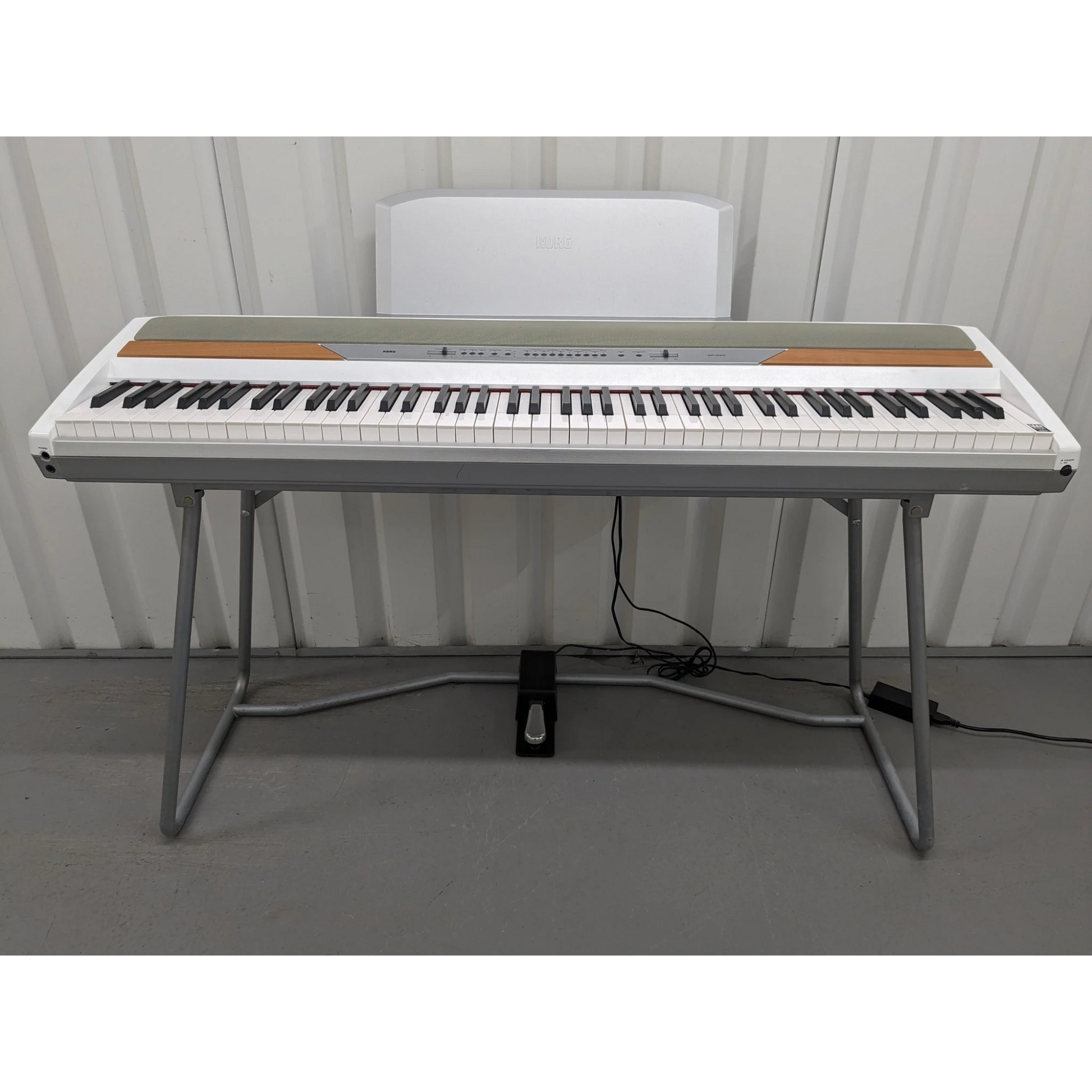 Đàn piano điện Korg SP-250 màu trắng tại TÂN NHẠC CỤ, kèm chân đứng và pedal, thiết kế gọn gàng, bàn phím búa RH3.