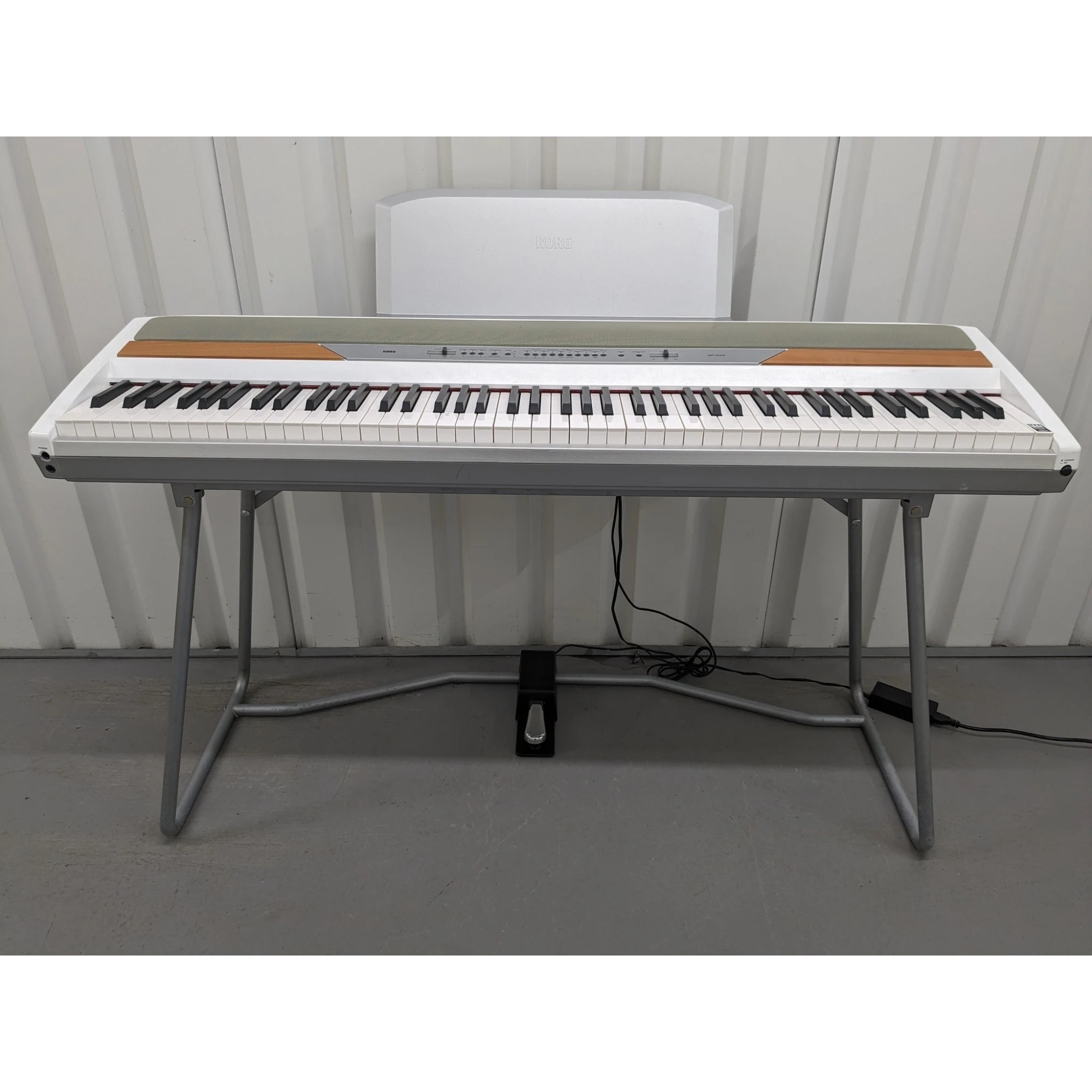 Đàn piano điện Korg SP-250 màu trắng tại TÂN NHẠC CỤ, kèm chân đứng và pedal, thiết kế gọn gàng, bàn phím búa RH3.