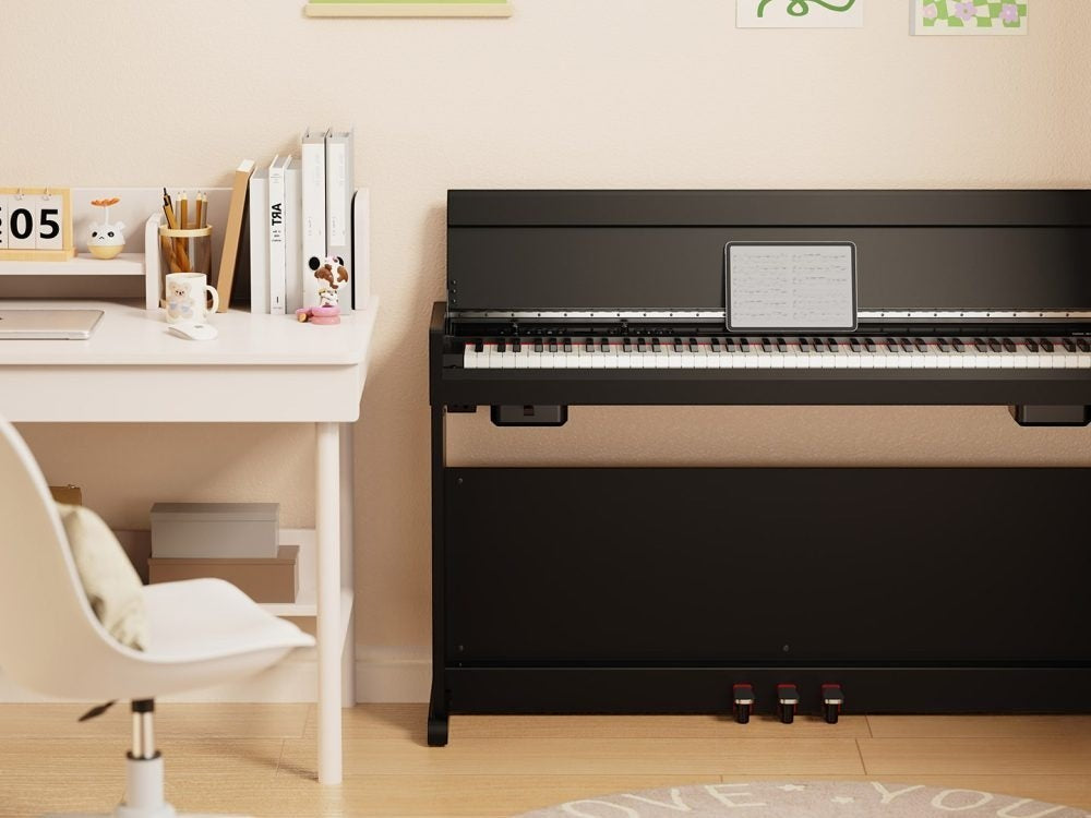Đàn piano điện NUX NCK330 màu đen dáng tủ hiện đại tại TÂN NHẠC CỤ, đặt trong không gian phòng học tập ấm cúng.