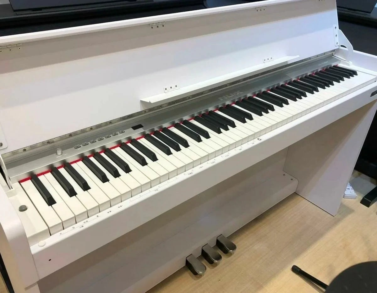 Đàn piano điện NUX NCK330 màu trắng dáng tủ hiện đại với 88 phím búa và bộ 3 pedal tại Tân Nhạc Cụ