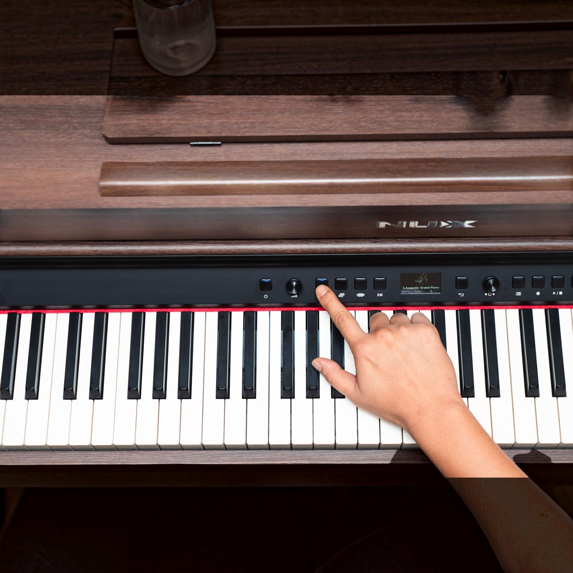 Người dùng đang thao tác trên bảng điều khiển của đàn piano điện Nux NCK430 tại cửa hàng TÂN NHẠC CỤ