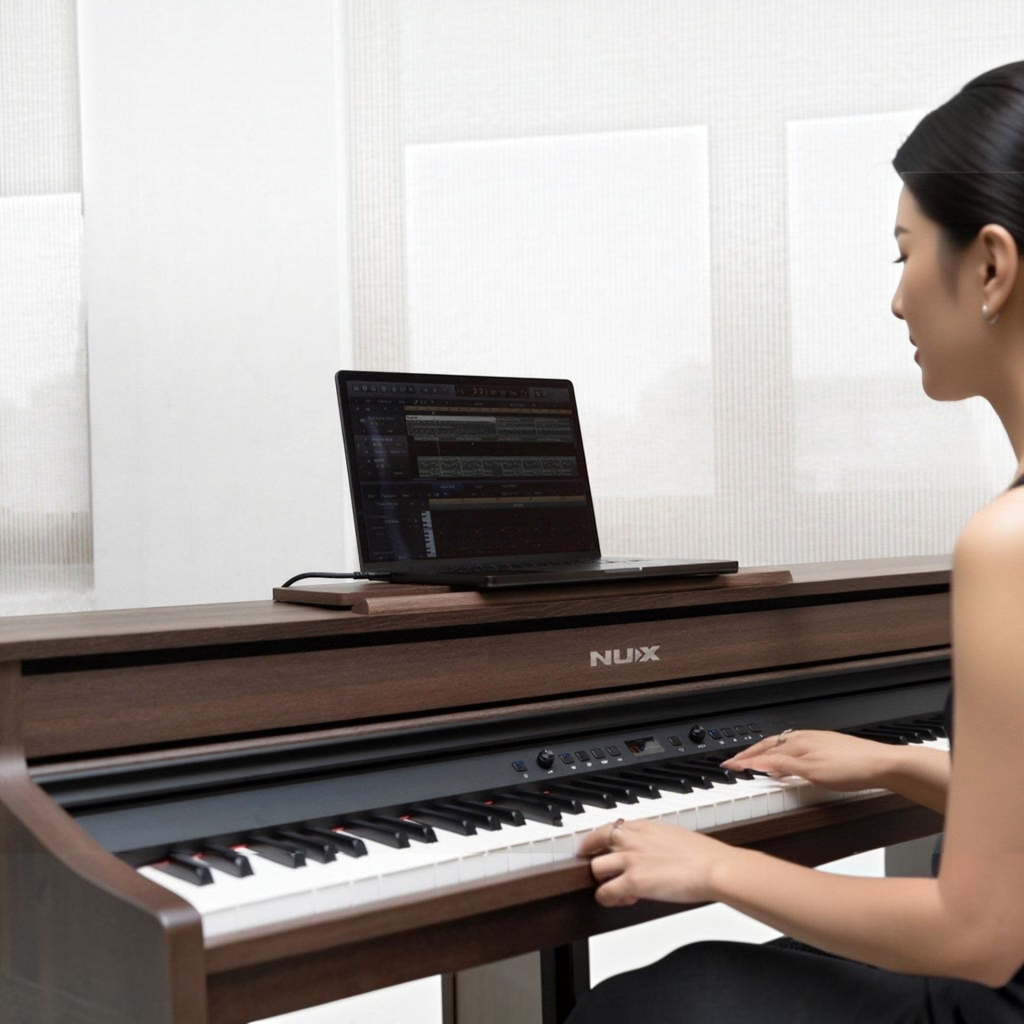 Nữ nghệ sĩ đang chơi đàn piano điện TÂN NHẠC CỤ Nux NCK430 màu gỗ nâu sang trọng kết nối với máy tính xách tay