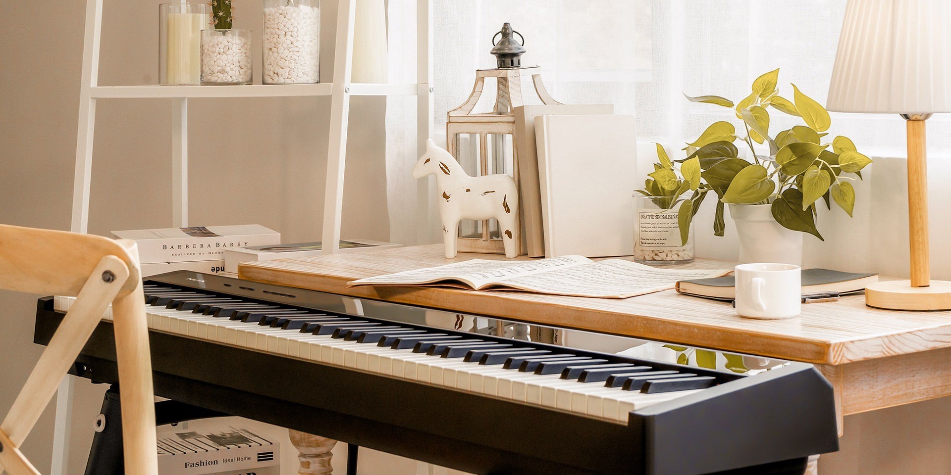 Đàn piano điện NUX NPK-10 màu đen đặt trên bàn gỗ trong không gian phòng khách ấm cúng tại Tân Nhạc Cụ