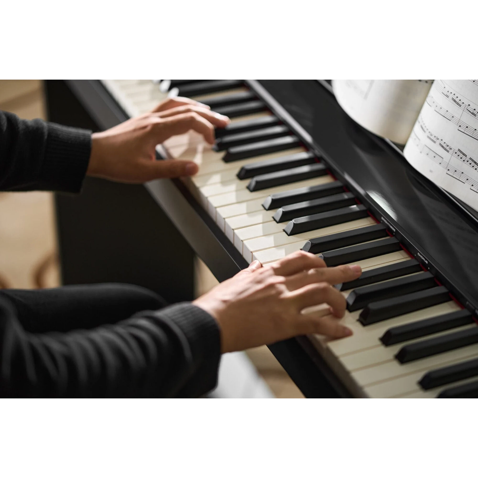 Đàn piano điện Nux NPK200 màu đỏ từ Tân Nhạc Cụ với bàn phím WKJ-03 chân thực đang được nghệ sĩ chơi