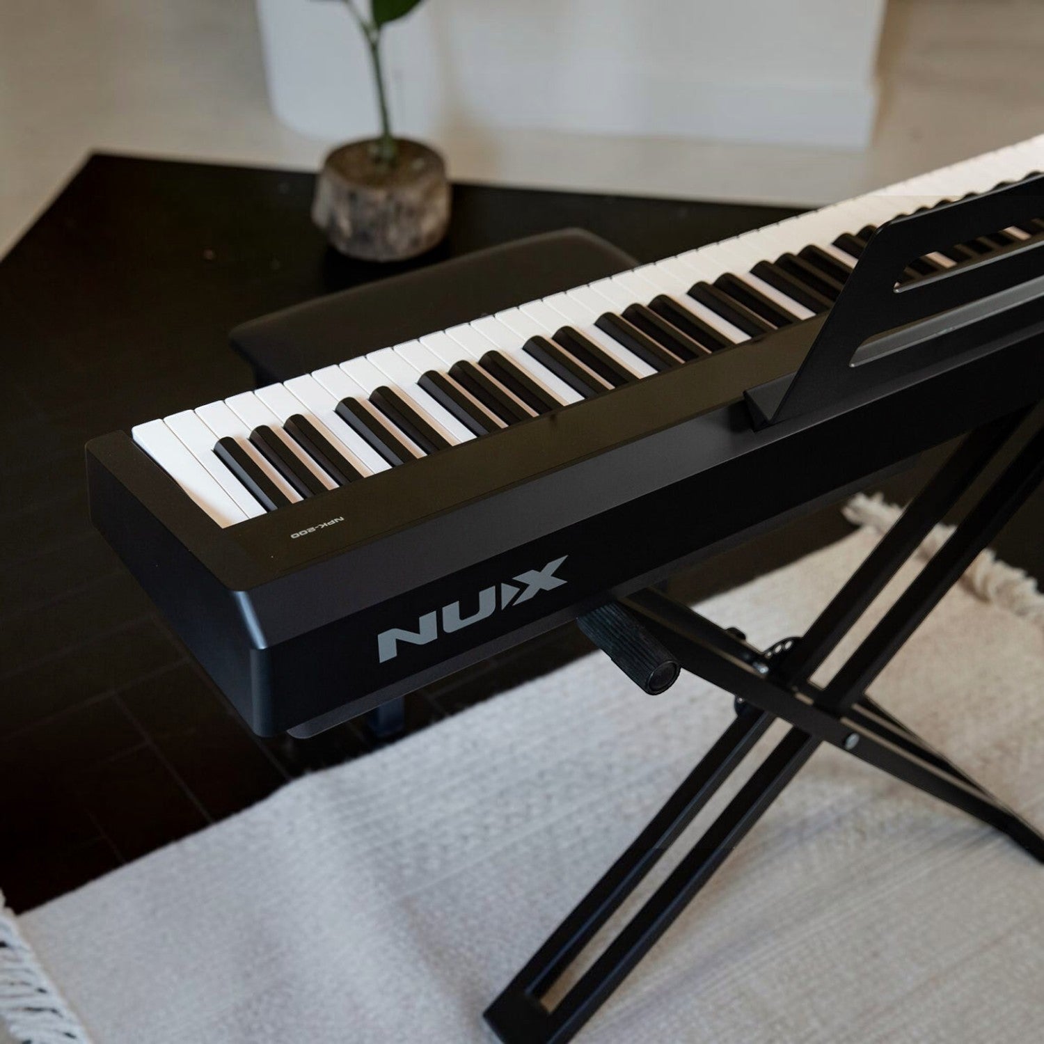 Đàn piano điện Nux NPK200 màu đen hiện đại với bàn phím WKJ-03 tại cửa hàng TÂN NHẠC CỤ