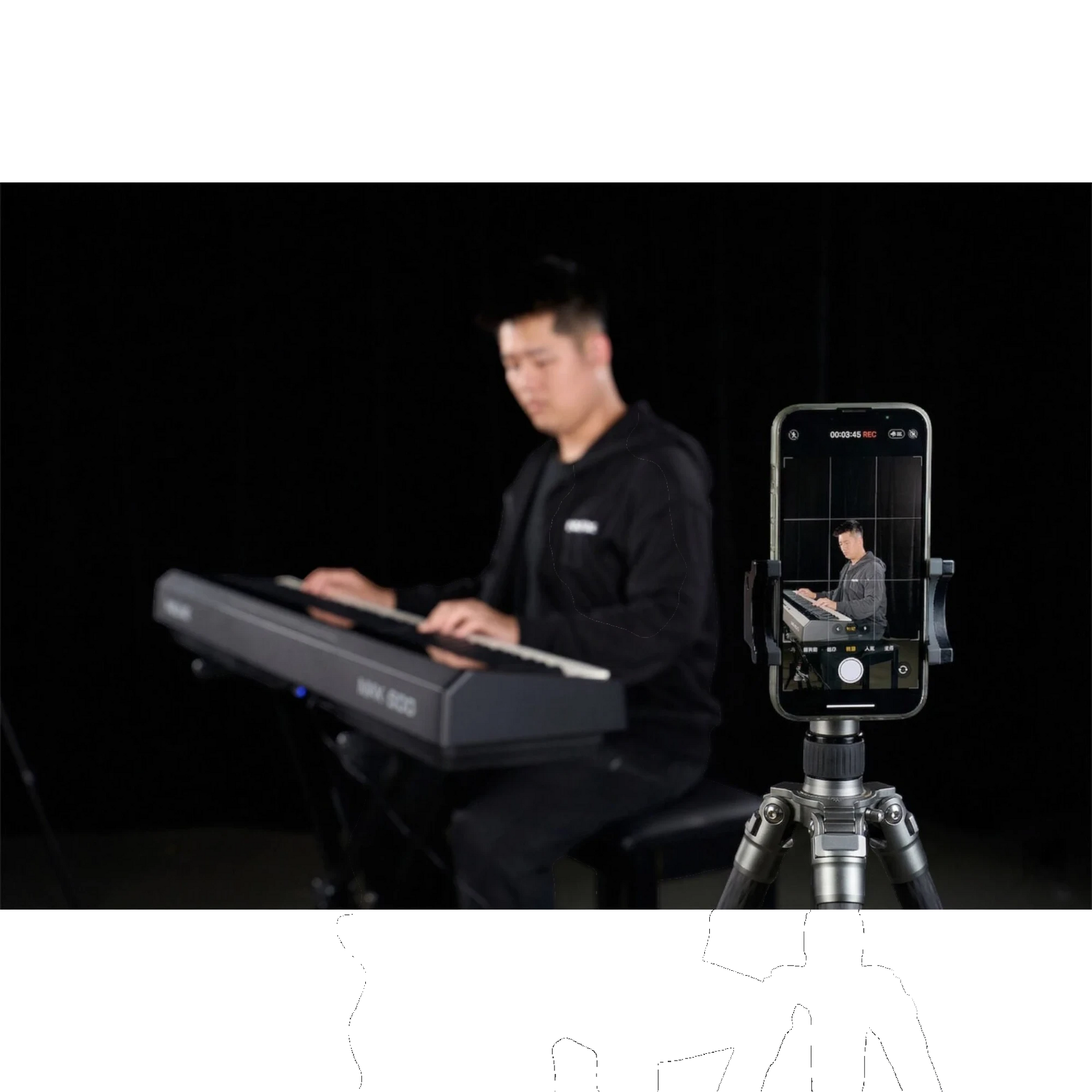 Nam nhạc sĩ đang chơi đàn piano điện Nux NPK200 màu đỏ tại TÂN NHẠC CỤ, được quay lại bằng điện thoại trên chân máy