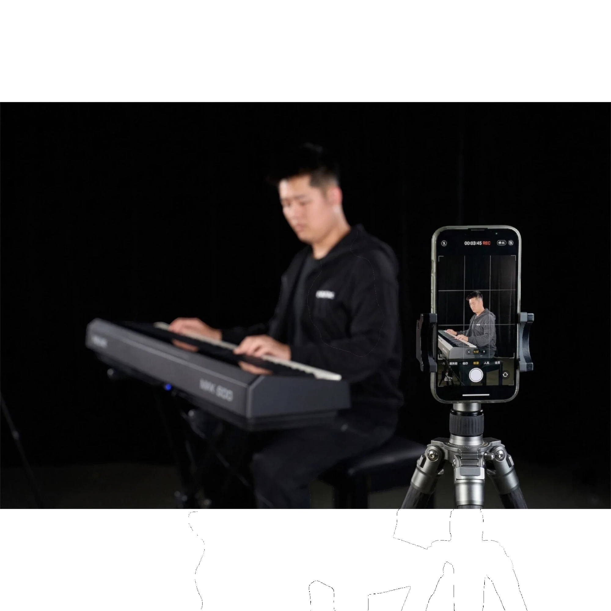 Nam nhạc sĩ đang chơi đàn piano điện Nux NPK200 màu đỏ tại TÂN NHẠC CỤ, được quay lại bằng điện thoại trên chân máy