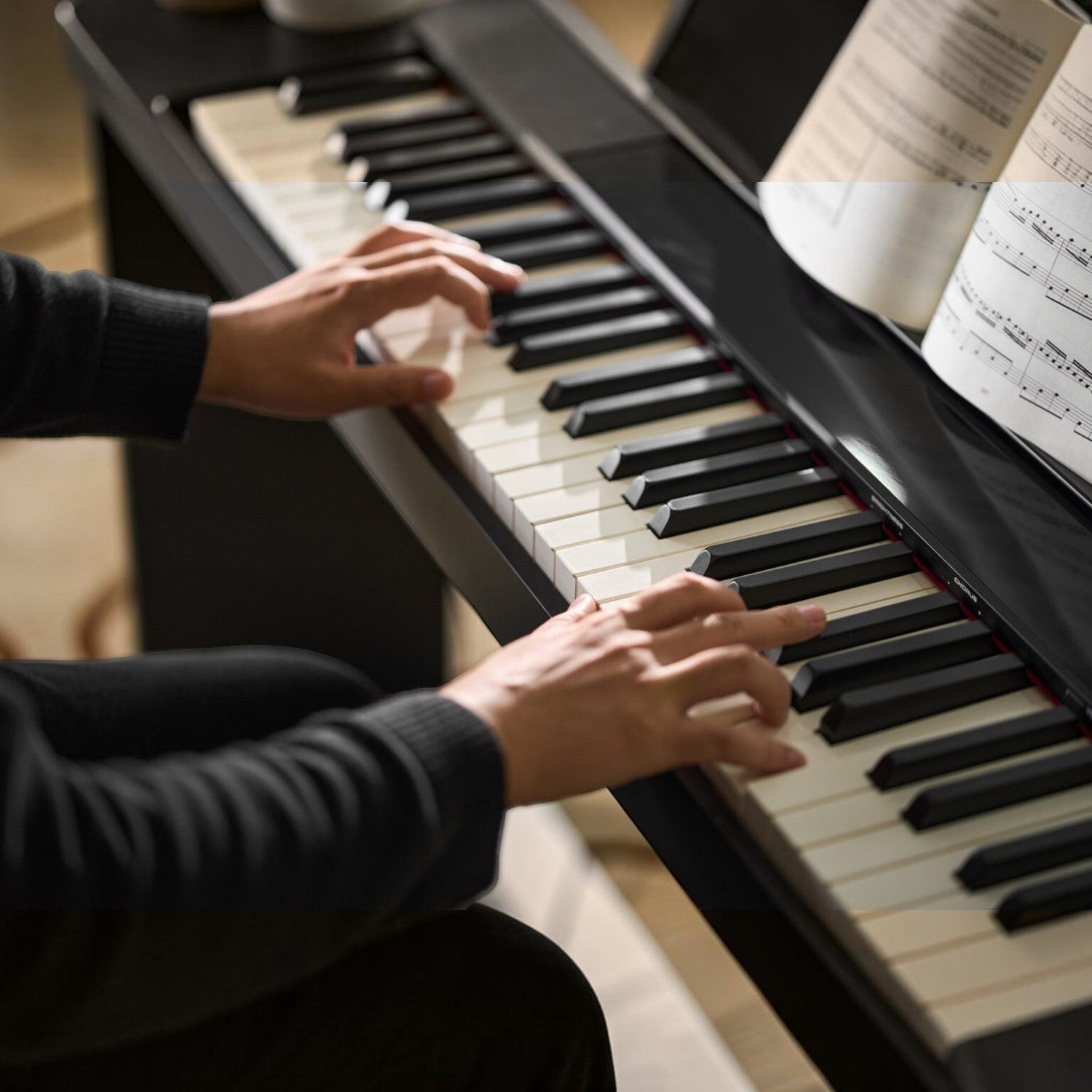 Người chơi đang lướt phím trên đàn piano điện Nux NPK200 tại TÂN NHẠC CỤ với bàn phím WKJ-03 chân thực