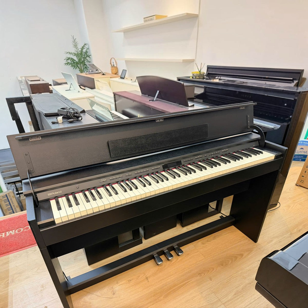 Đàn piano điện Roland DP603 màu đen mờ với thiết kế dáng tủ mỏng hiện đại tại showroom TÂN NHẠC CỤ