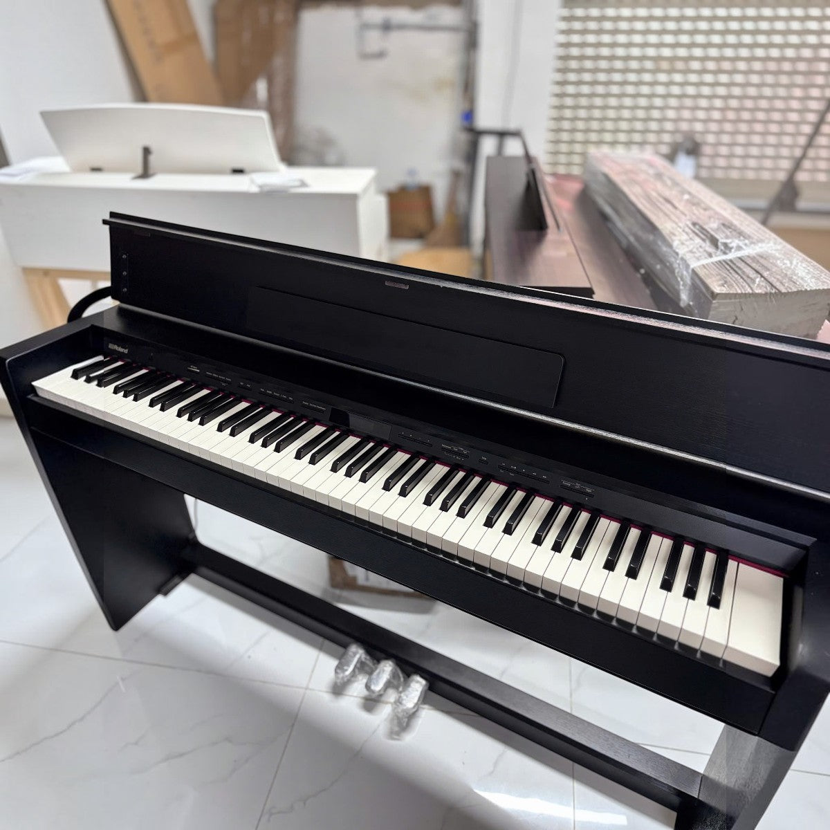 Đàn piano điện Roland DP603 màu đen mờ với thiết kế dáng tủ mỏng hiện đại tại cửa hàng TÂN NHẠC CỤ