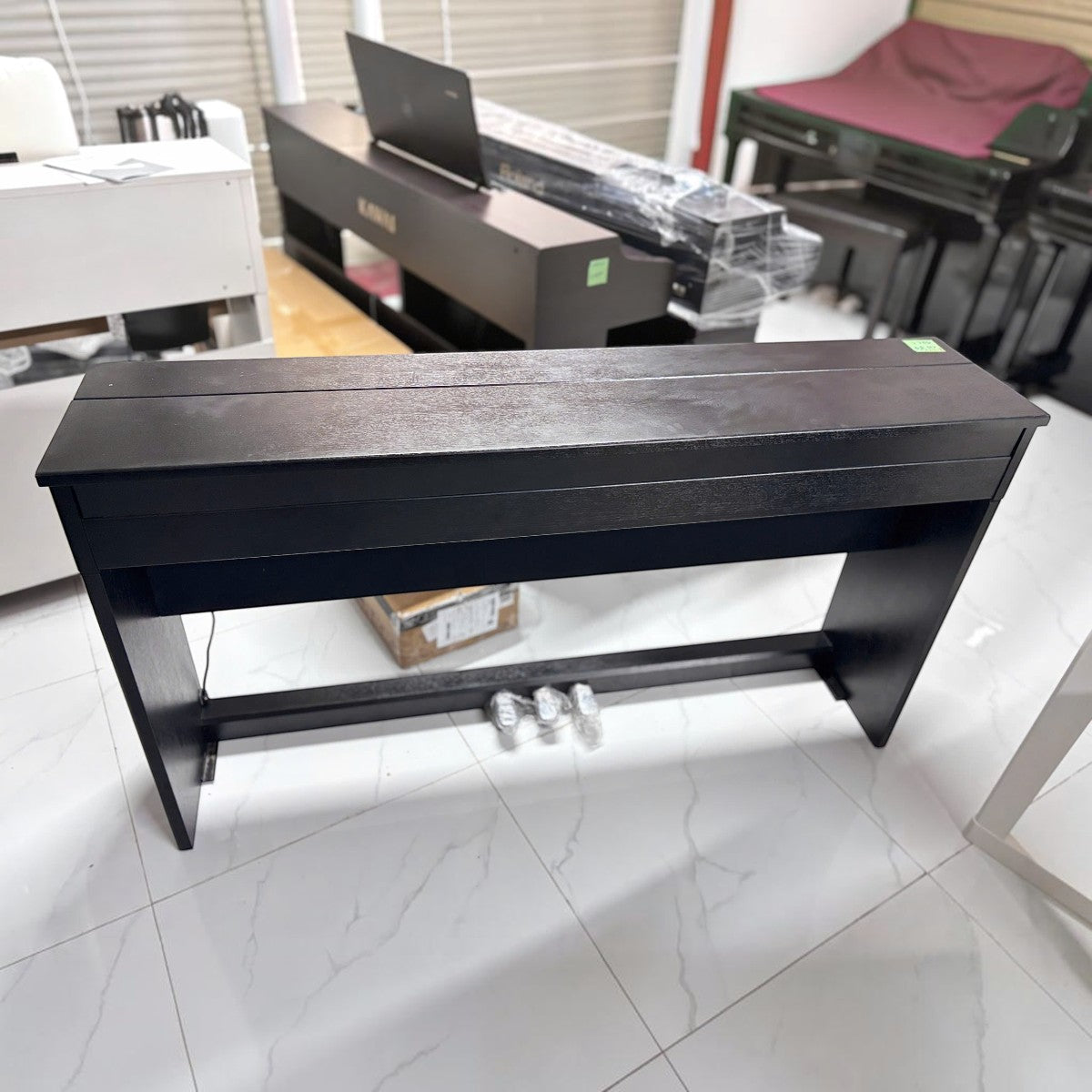 Đàn piano điện Roland DP603 màu đen mờ với thiết kế dáng tủ mỏng hiện đại tại showroom TÂN NHẠC CỤ
