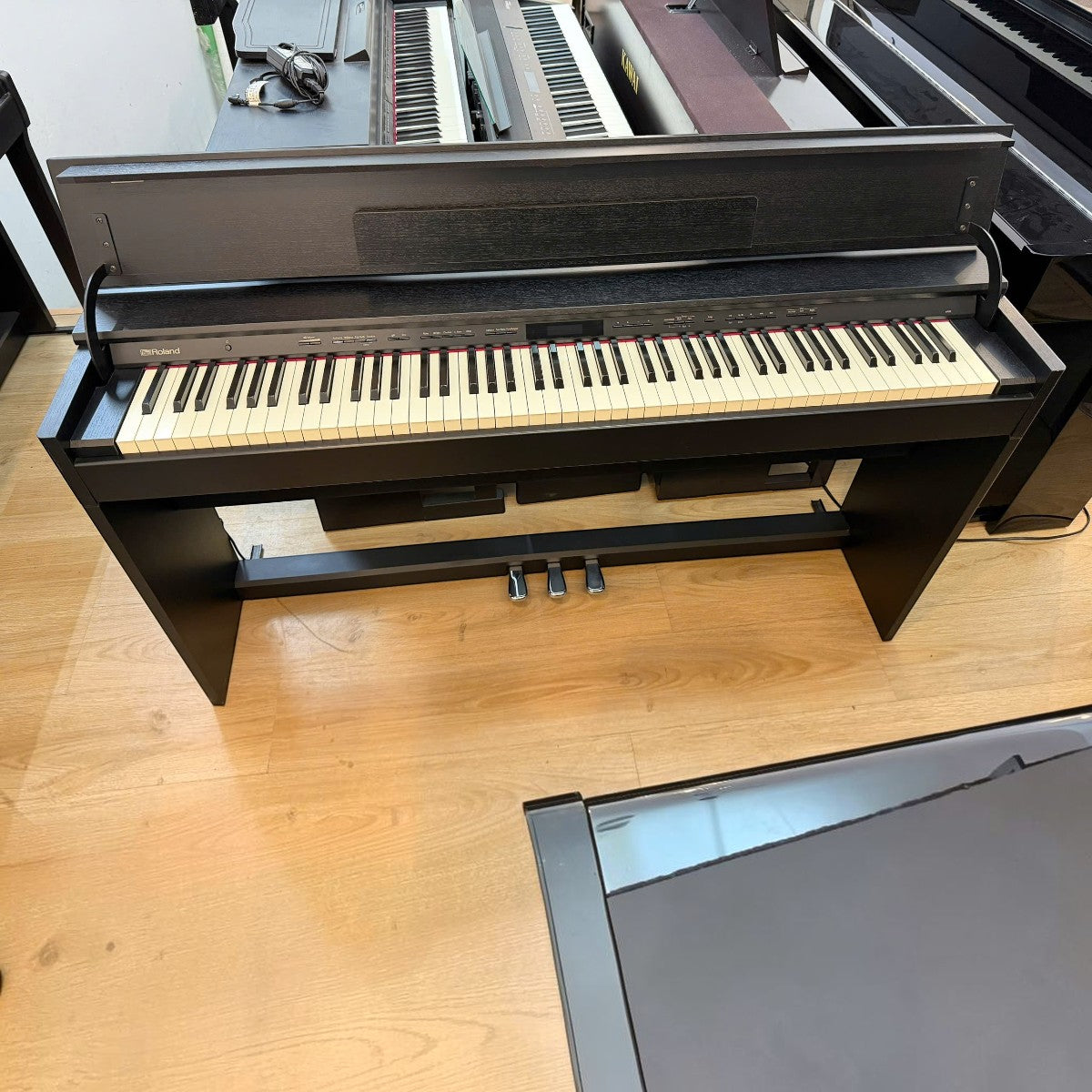 Đàn piano điện Roland DP603 màu đen mờ với thiết kế dáng tủ mỏng, bàn phím PHA-50 cao cấp tại Tân Nhạc Cụ
