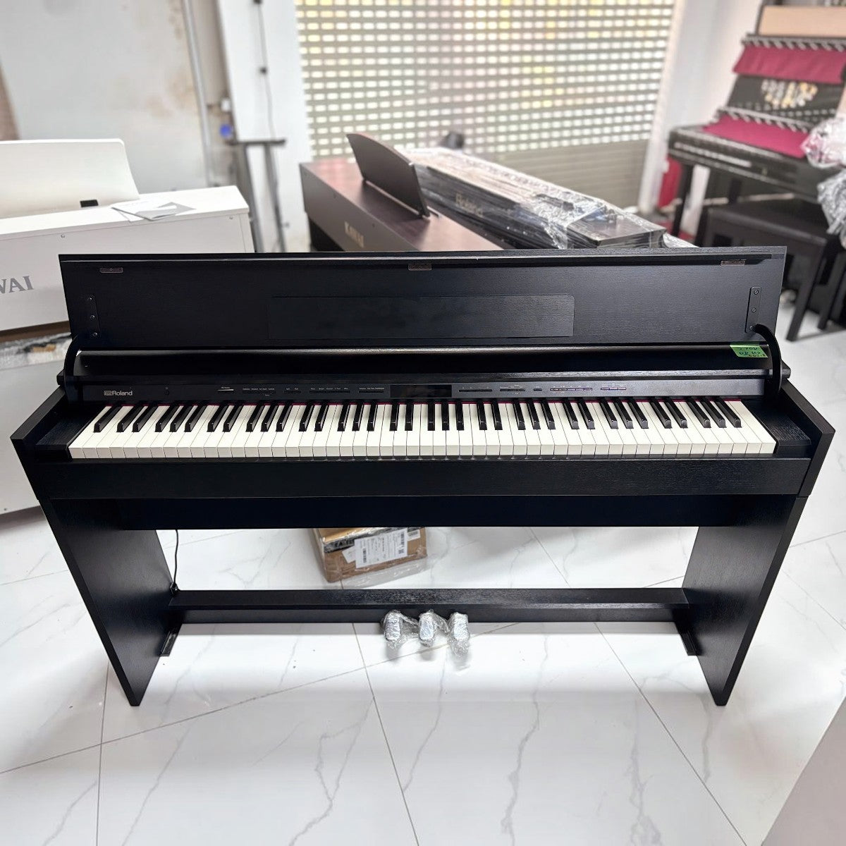 Đàn piano điện Roland DP603 màu đen mờ với thiết kế dáng tủ mỏng hiện đại tại showroom TÂN NHẠC CỤ