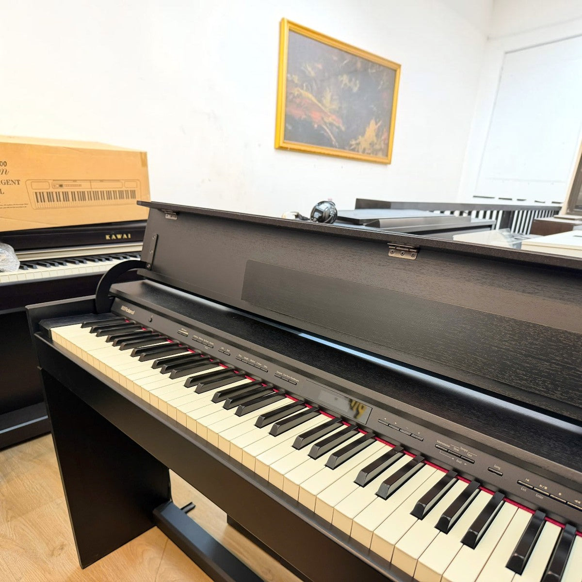 Đàn piano điện Roland DP603 màu đen mờ với thiết kế dáng tủ mỏng hiện đại tại showroom TÂN NHẠC CỤ