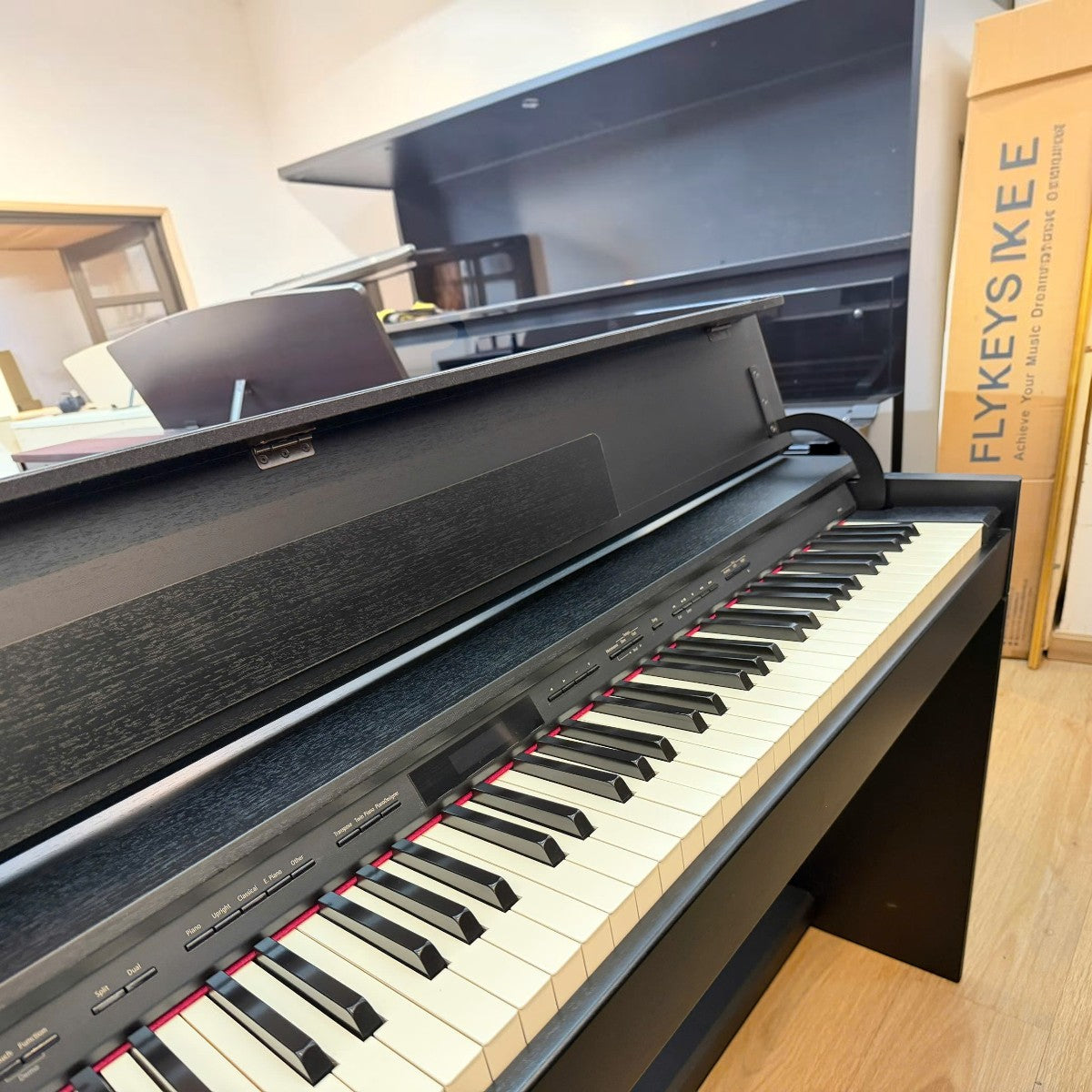 Đàn piano điện Roland DP603 màu đen mờ sang trọng, thiết kế dáng tủ mỏng hiện đại tại showroom TÂN NHẠC CỤ