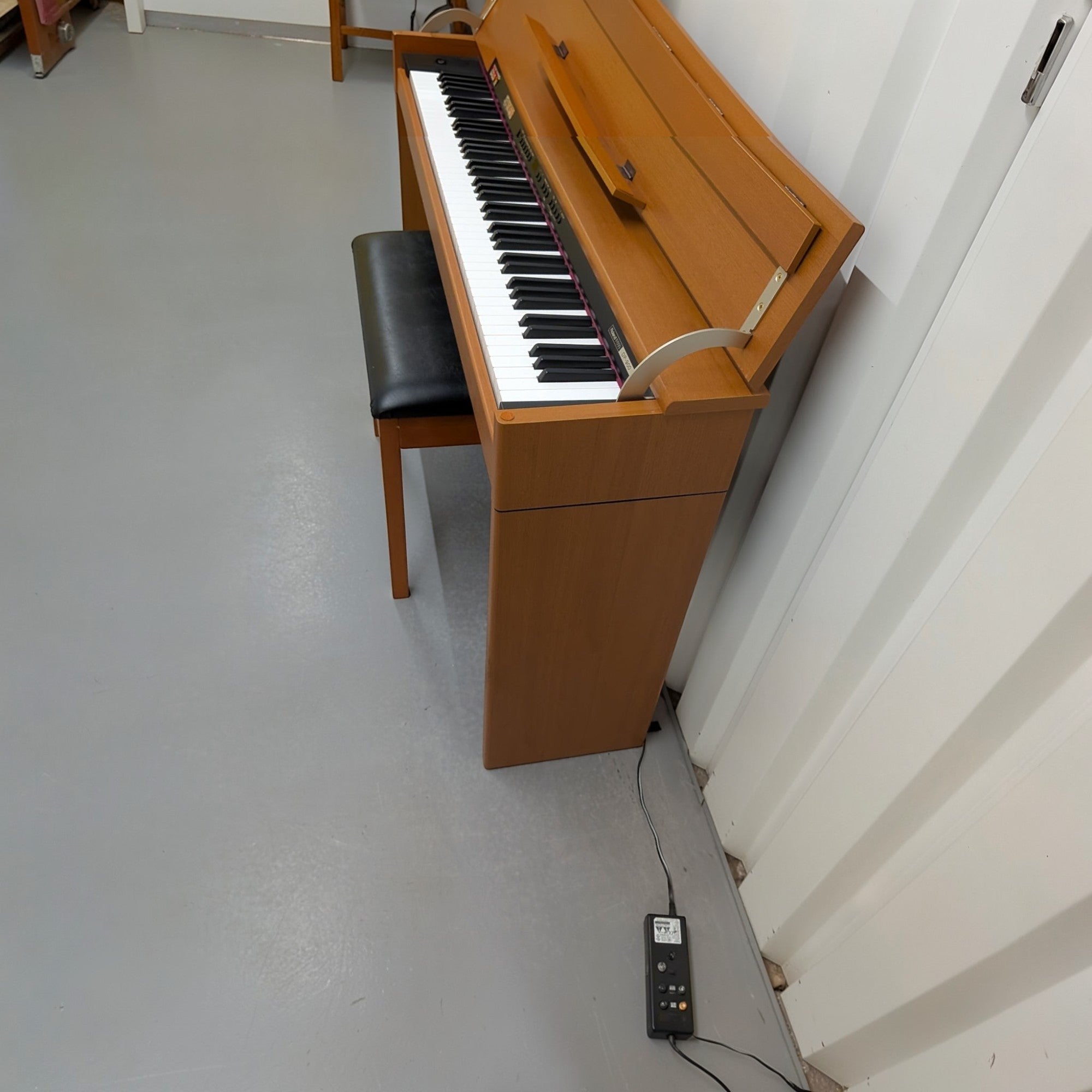 Đàn piano điện Roland DP900 màu gỗ cherry với thiết kế dáng gọn, nắp gỗ đóng êm tại cửa hàng TÂN NHẠC CỤ