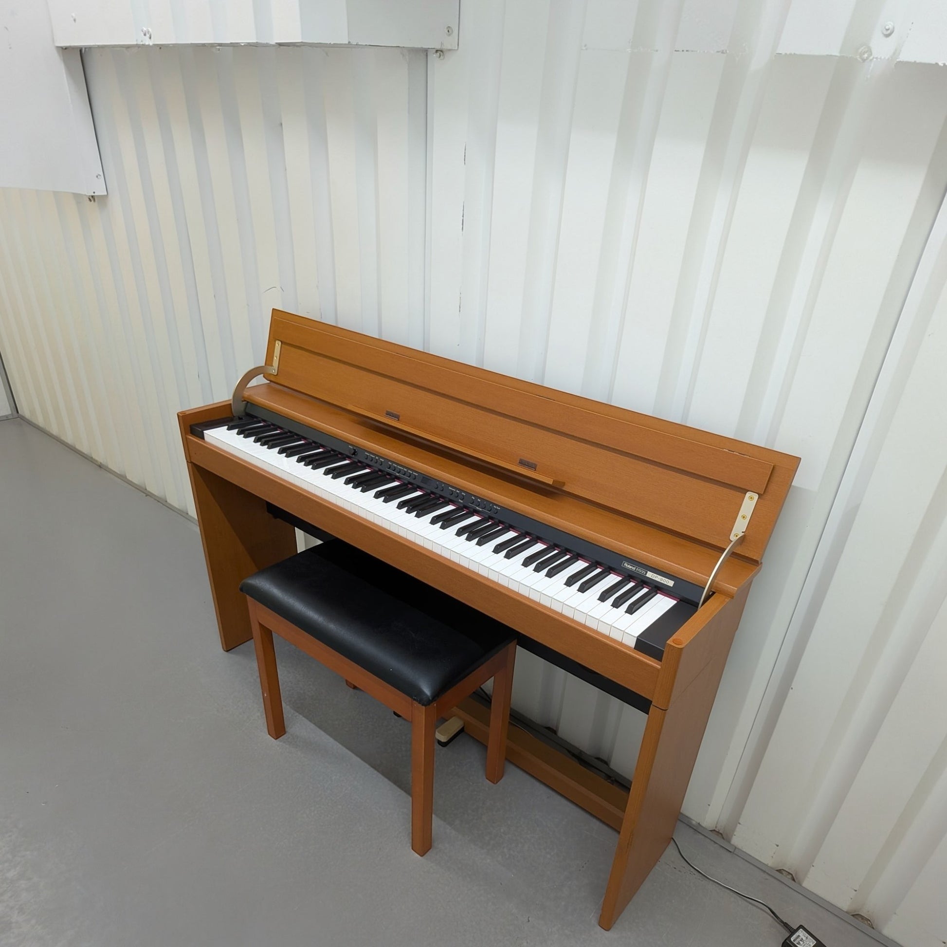 Đàn piano điện TÂN NHẠC CỤ Roland DP900 màu gỗ cherry với nắp đóng êm và ghế ngồi đi kèm
