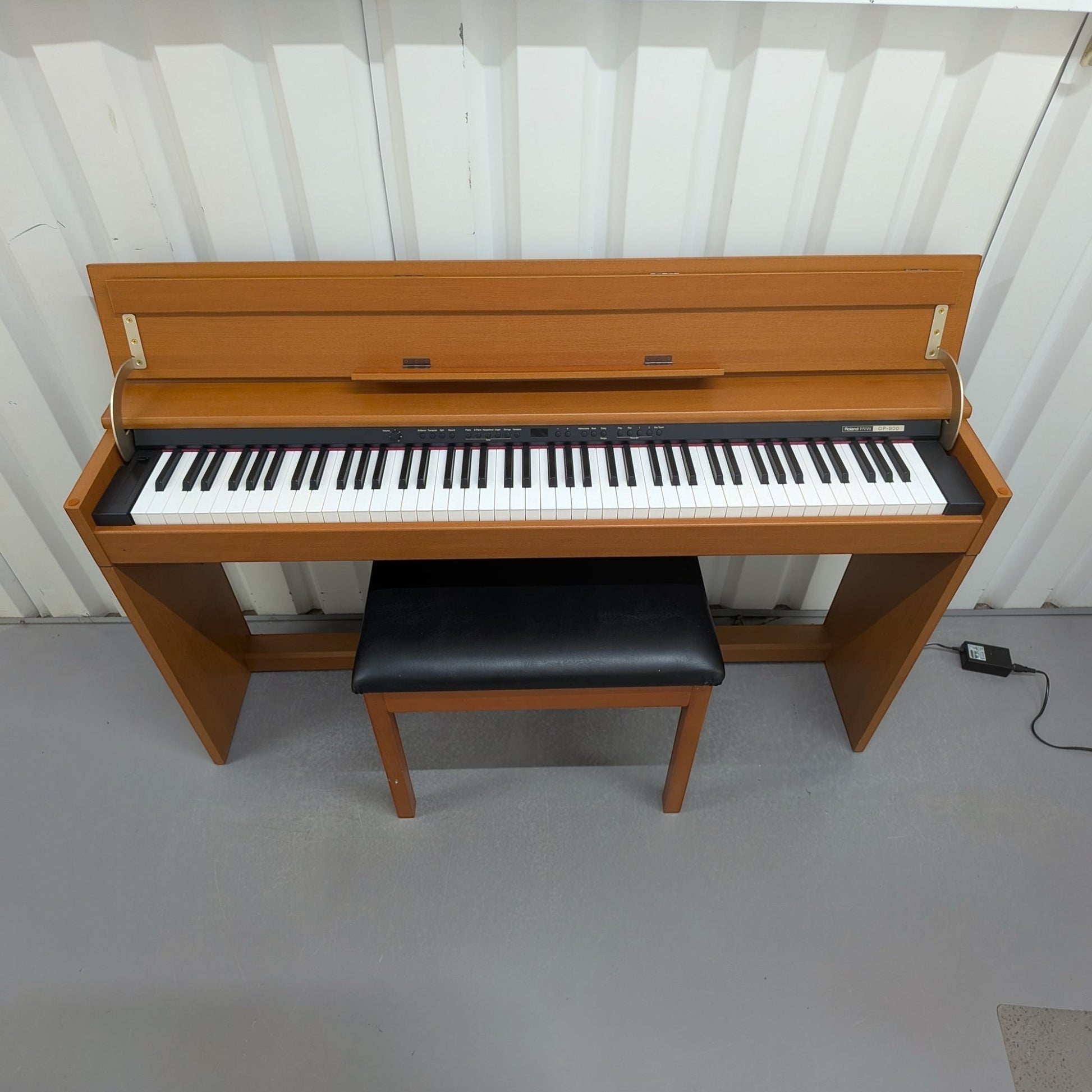 Đàn piano điện Roland DP900 màu gỗ cherry thanh lịch với nắp đóng êm tại TÂN NHẠC CỤ