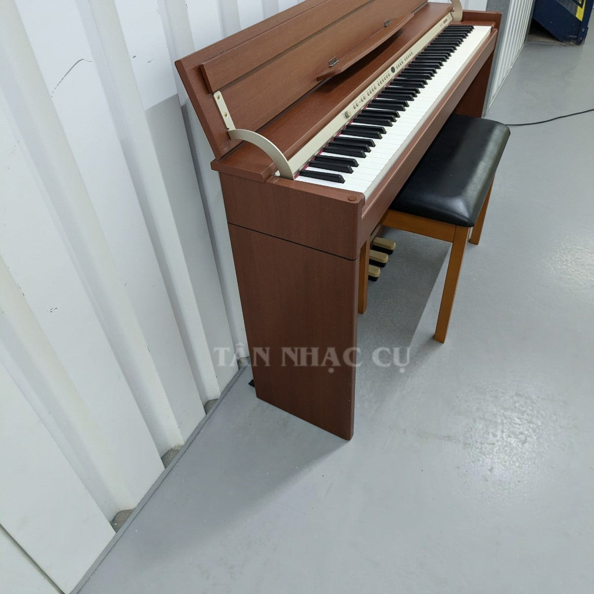 Đàn piano điện TÂN NHẠC CỤ Roland DP970 màu cherry với thiết kế nắp gập phẳng gọn gàng và bàn phím búa Progressive Hammer
