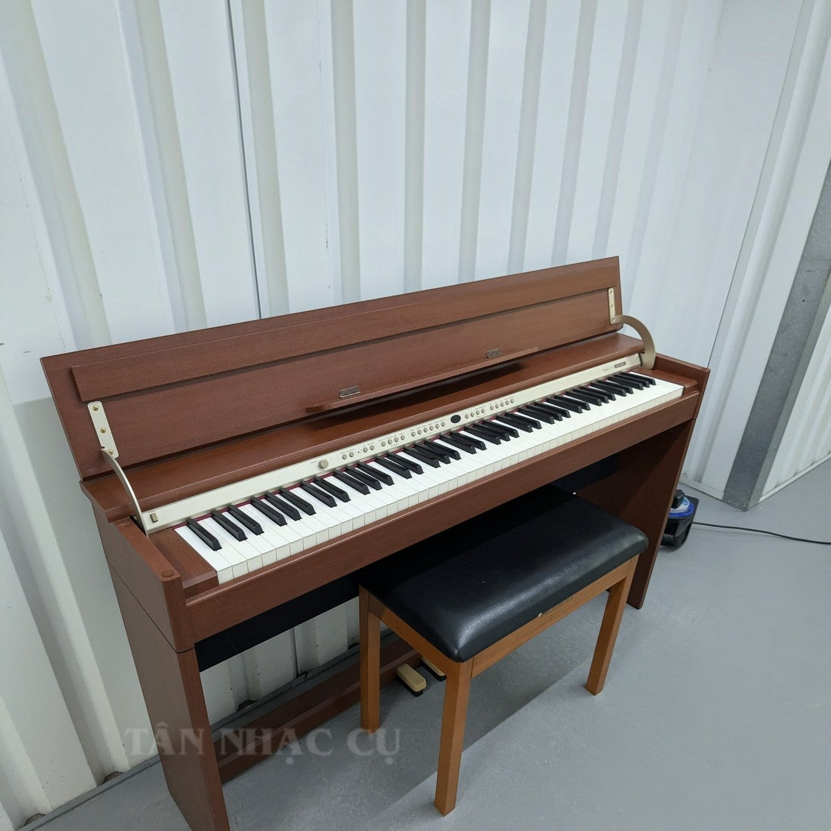 Đàn piano điện Roland DP970 màu cherry tại TÂN NHẠC CỤ với thiết kế nắp gập phẳng gọn gàng và ghế đàn đi kèm