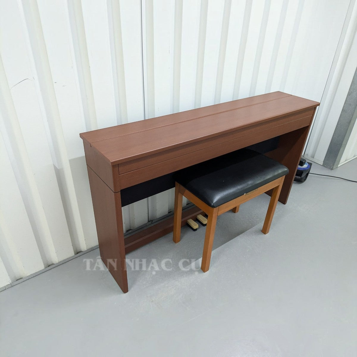 Đàn piano điện Roland DP970 màu cherry với thiết kế nắp gập phẳng gọn gàng tại cửa hàng TÂN NHẠC CỤ