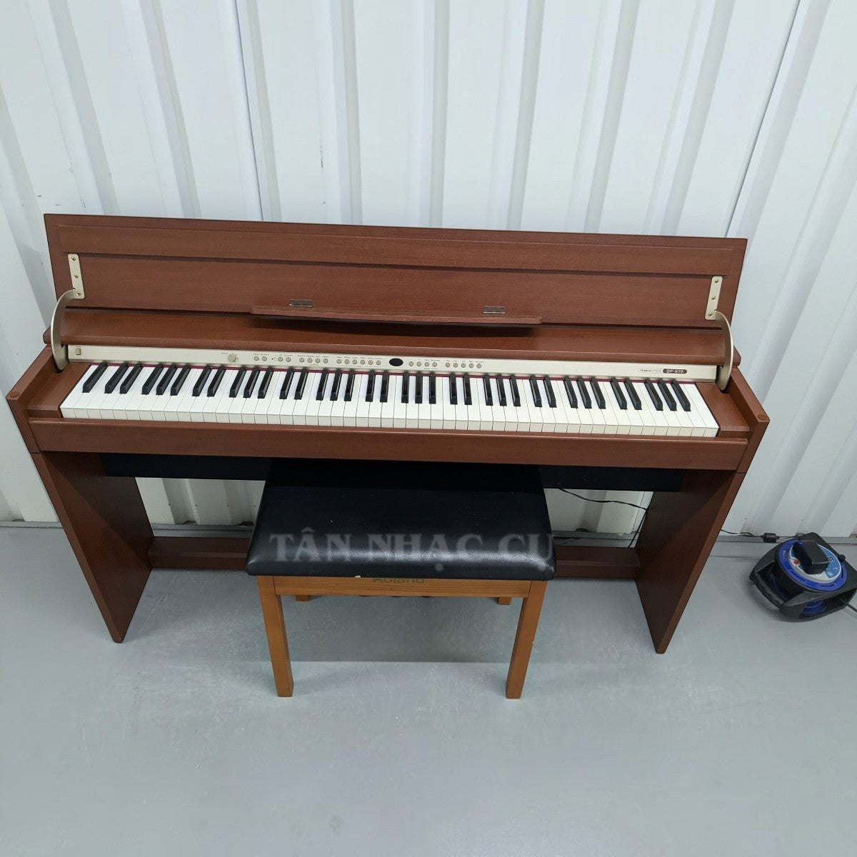 Đàn piano điện TÂN NHẠC CỤ Roland DP970 màu cherry với thiết kế nắp gập phẳng gọn gàng và bàn phím búa Progressive Hammer