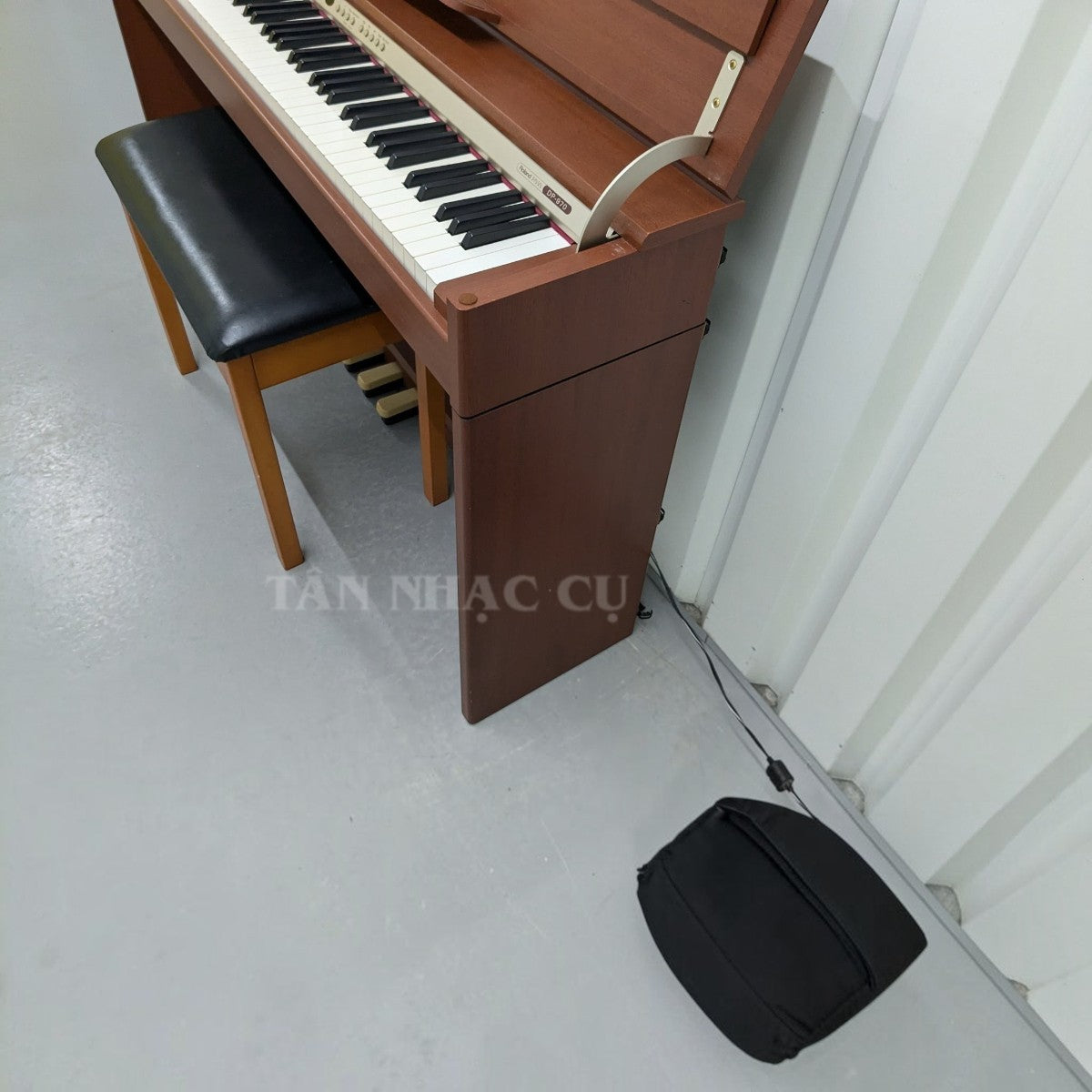 Đàn piano điện TÂN NHẠC CỤ Roland DP970 màu cherry với thiết kế nắp gập phẳng và ghế ngồi đi kèm
