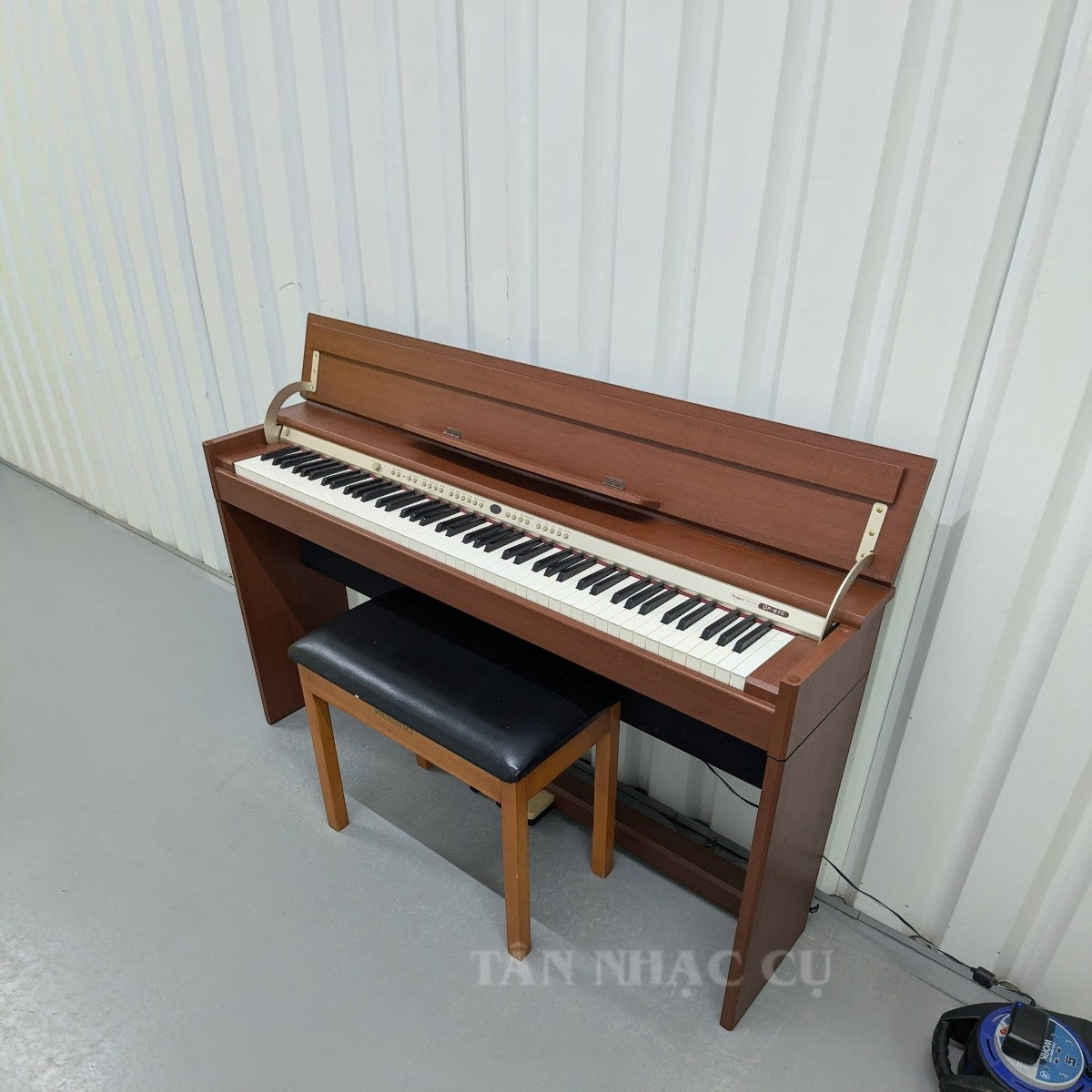 Đàn piano điện TÂN NHẠC CỤ Roland DP970 màu cherry với thiết kế nắp gập phẳng gọn gàng và ghế đàn đi kèm