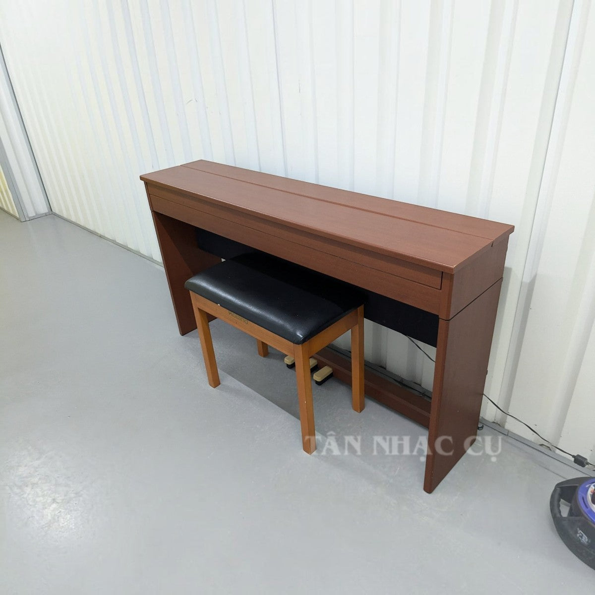 Đàn piano điện TÂN NHẠC CỤ Roland DP970 màu cherry với thiết kế nắp gập phẳng gọn gàng và ghế ngồi đi kèm