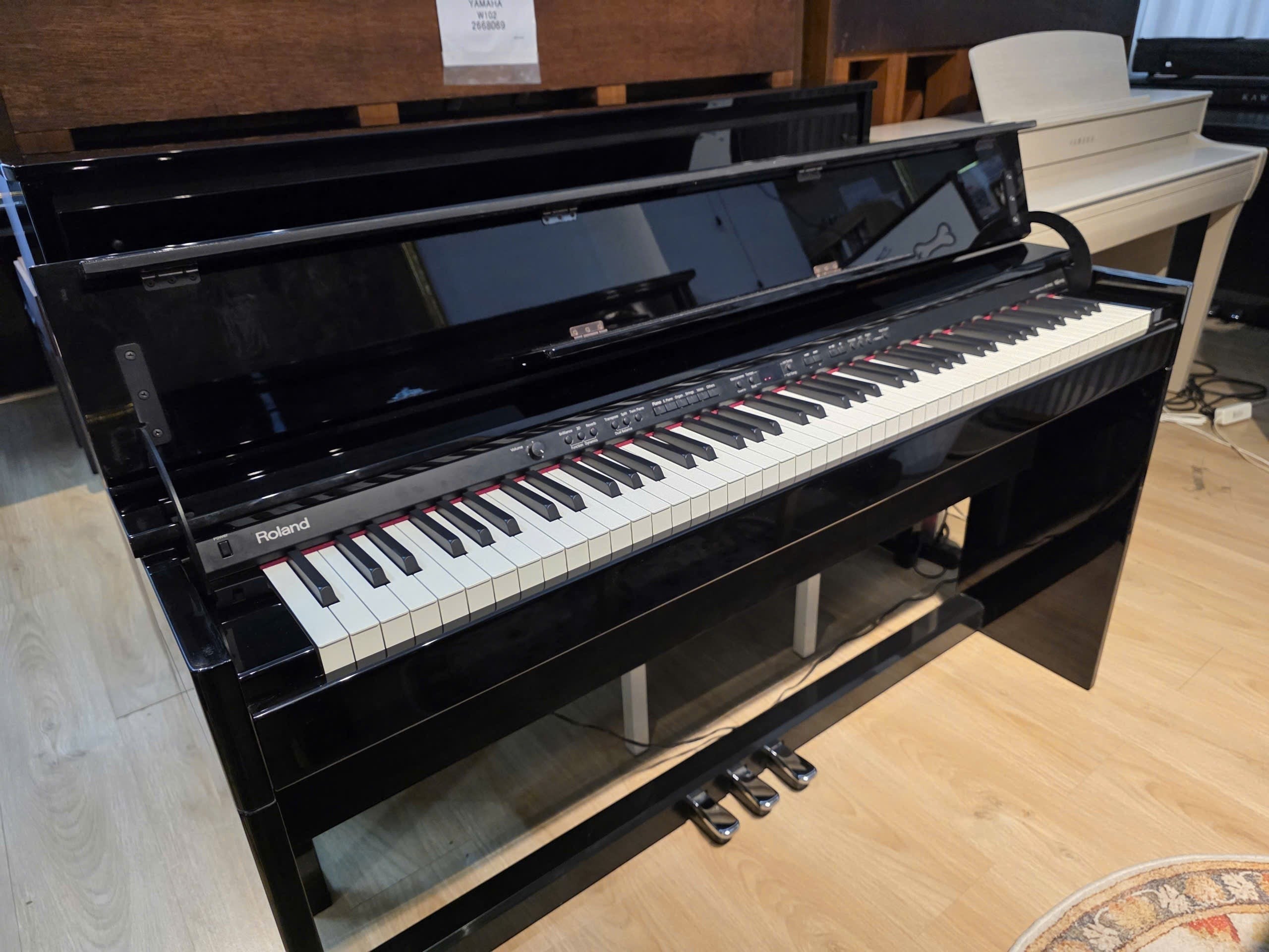 Đàn piano điện Roland DP990R màu nâu bóng sang trọng với bàn phím PHA II Ivory Feel tại cửa hàng TÂN NHẠC CỤ