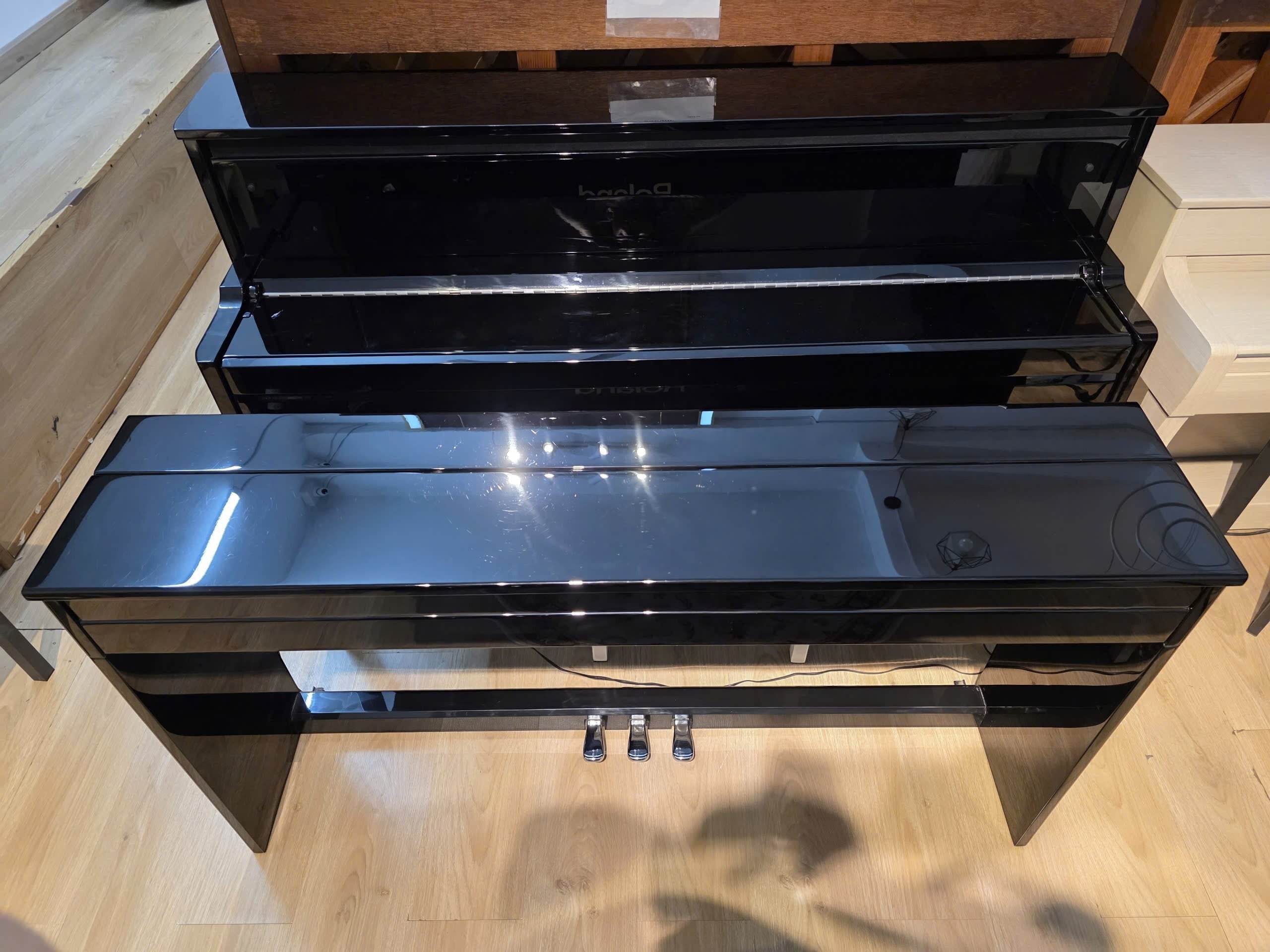 Đàn piano điện Roland DP990R PE màu nâu bóng sang trọng tại cửa hàng TÂN NHẠC CỤ
