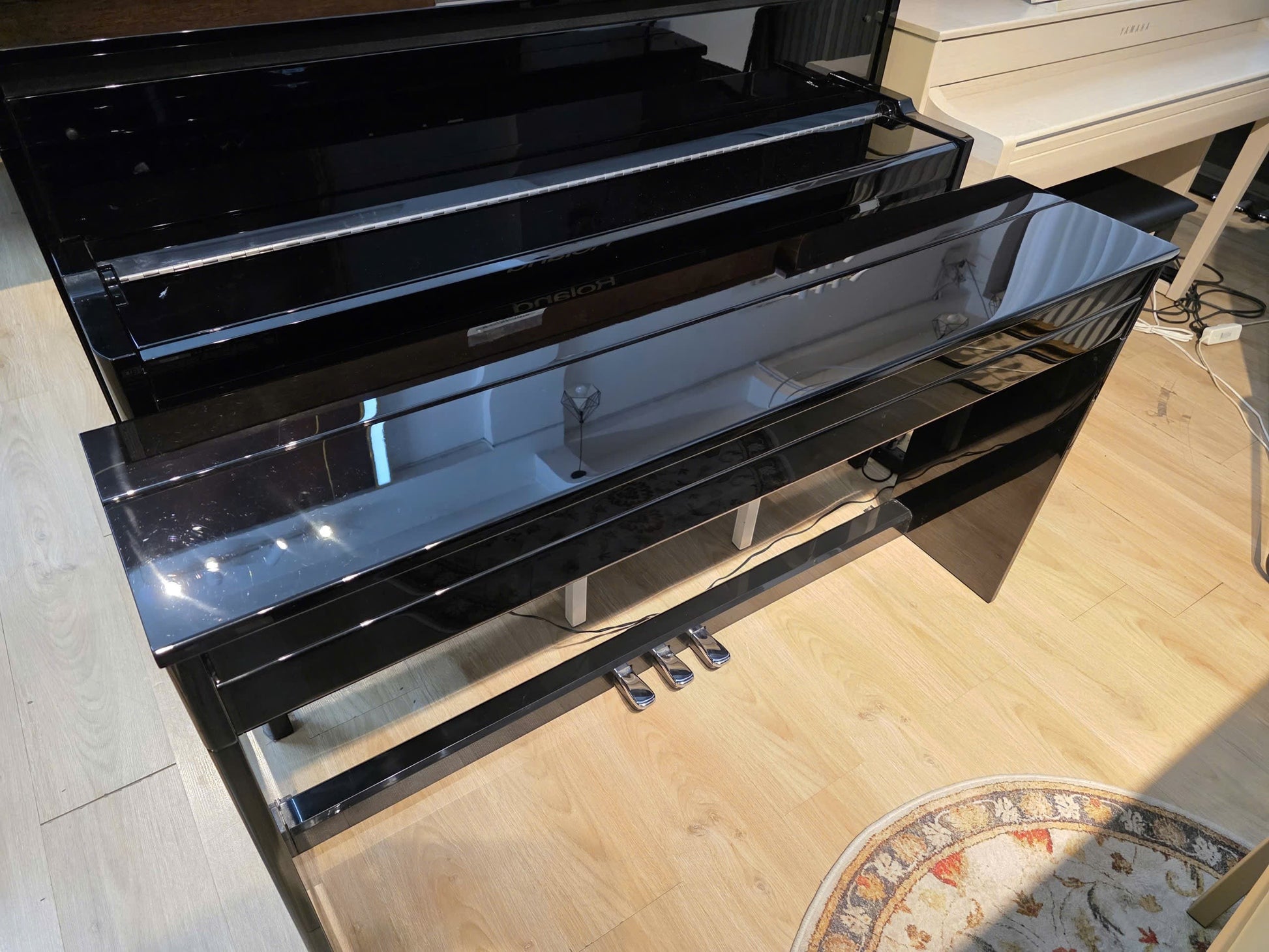 Đàn piano điện Roland DP990R màu nâu bóng sang trọng với thiết kế hiện đại tại cửa hàng TÂN NHẠC CỤ