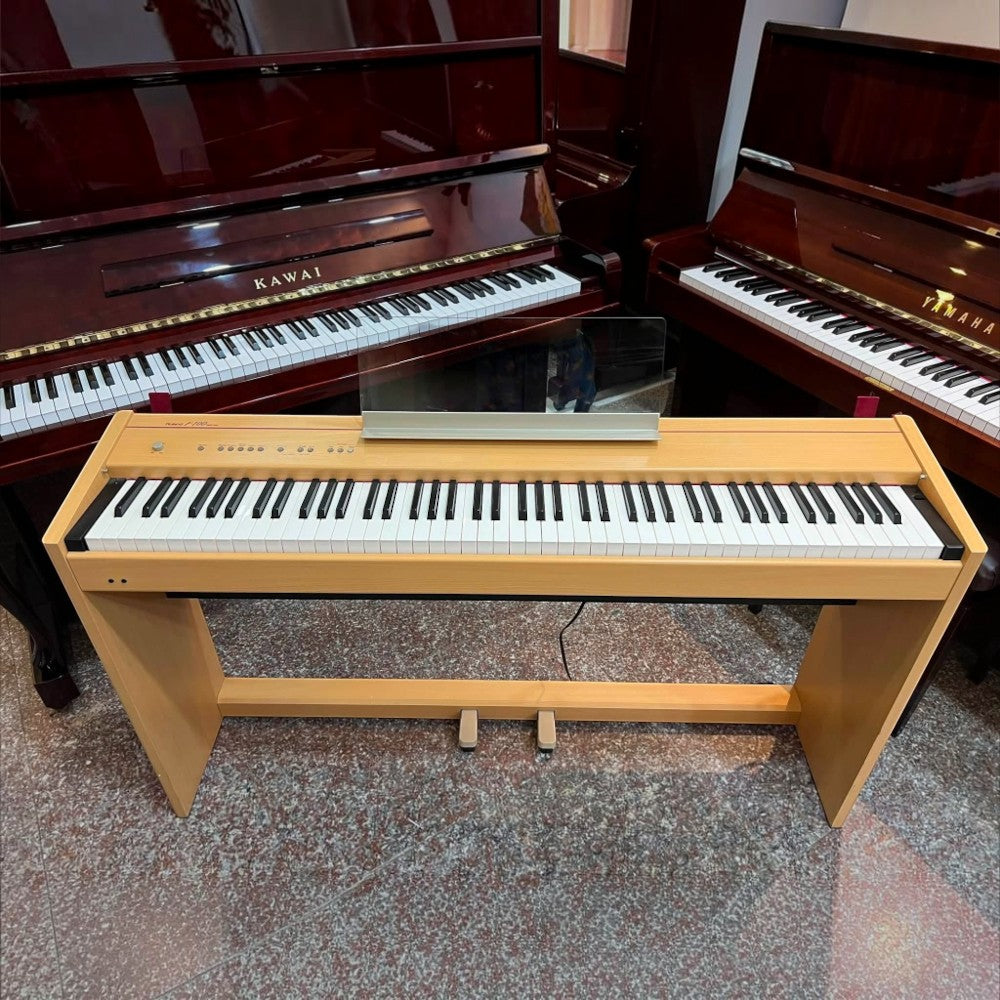 Đàn piano điện Roland F100 màu gỗ sáng tại showroom TÂN NHẠC CỤ, thiết kế dáng tủ gọn gàng với 88 phím búa.