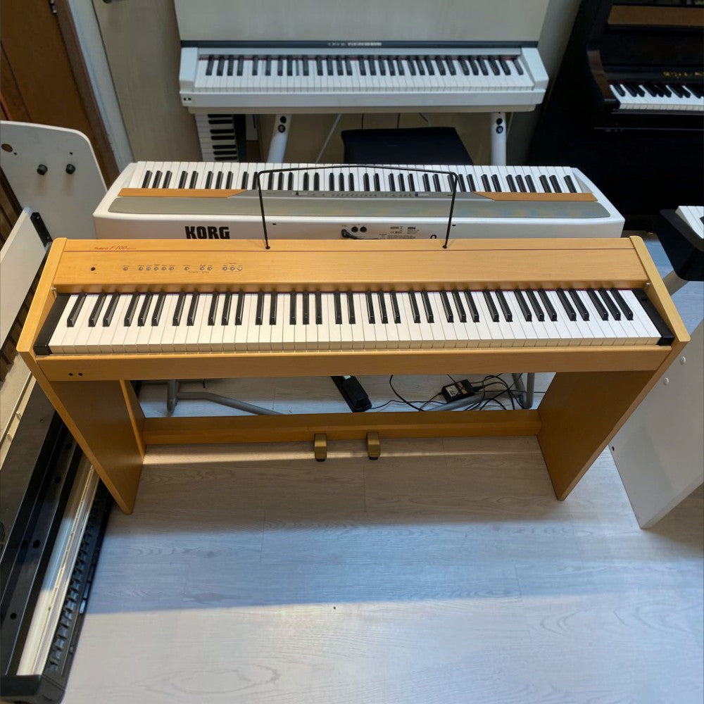 Đàn piano điện Roland F100 màu gỗ tại showroom TÂN NHẠC CỤ với thiết kế dáng tủ gọn gàng và bàn phím búa 88 phím