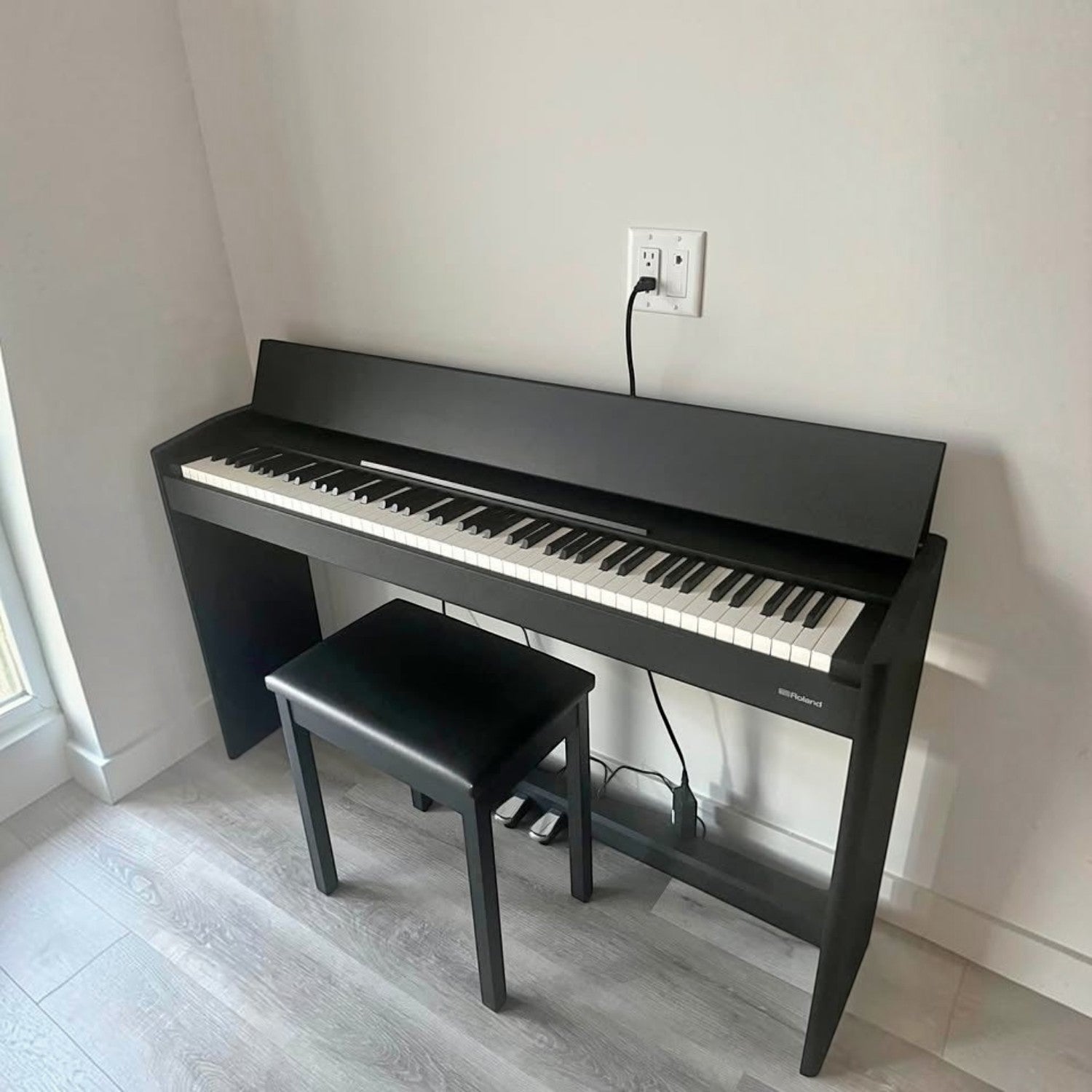 Đàn piano điện Roland F107 màu đen thiết kế dáng phẳng hiện đại, nhỏ gọn tại showroom TÂN NHẠC CỤ