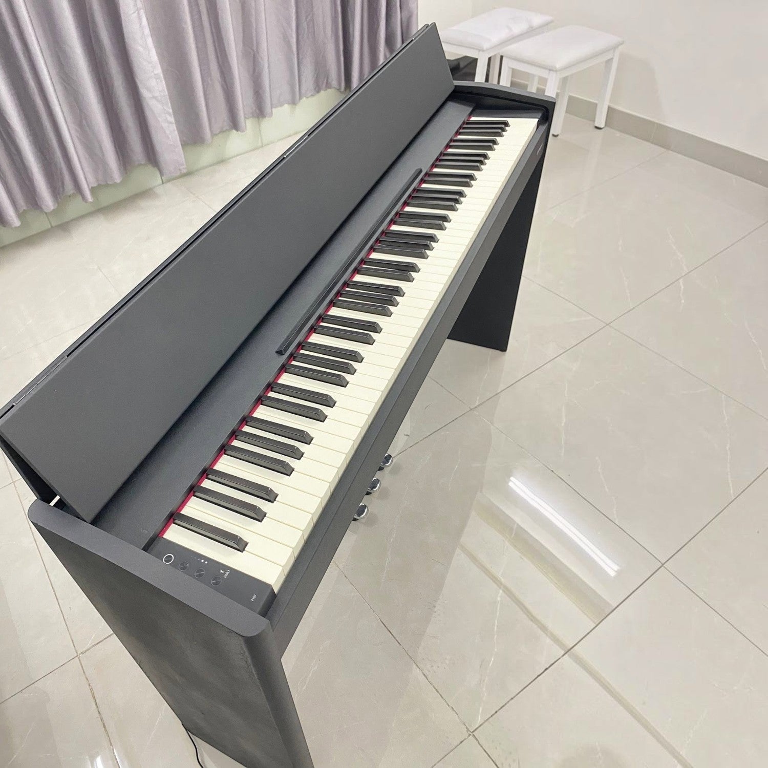 Đàn piano điện TÂN NHẠC CỤ Roland F107 màu đen dáng phẳng hiện đại với bàn phím 88 phím búa PHA-4 Standard