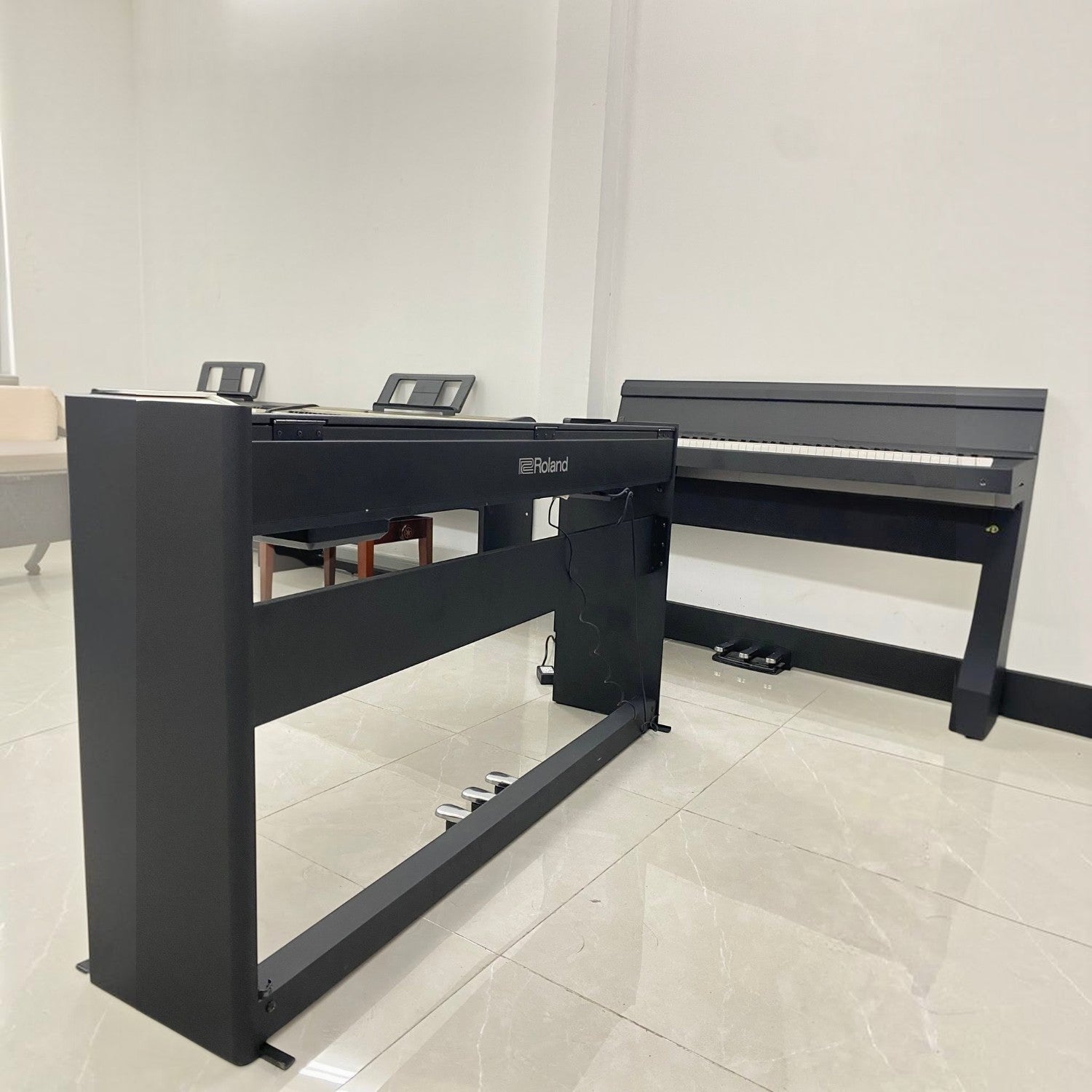Đàn piano điện Roland F107 màu đen dáng phẳng hiện đại, thiết kế tối giản tại showroom TÂN NHẠC CỤ