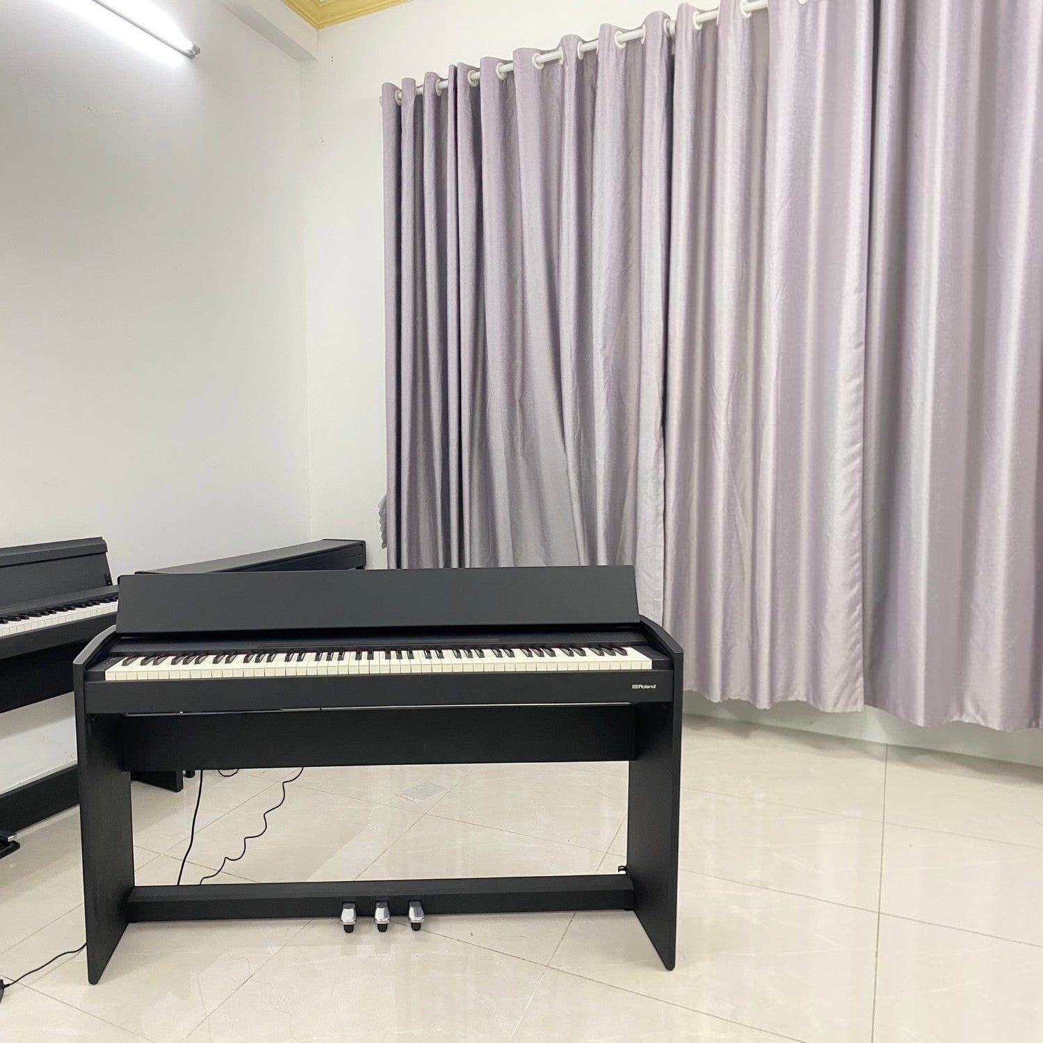 Đàn piano điện Roland F107 màu đen thiết kế dáng phẳng hiện đại, nhỏ gọn tại showroom TÂN NHẠC CỤ