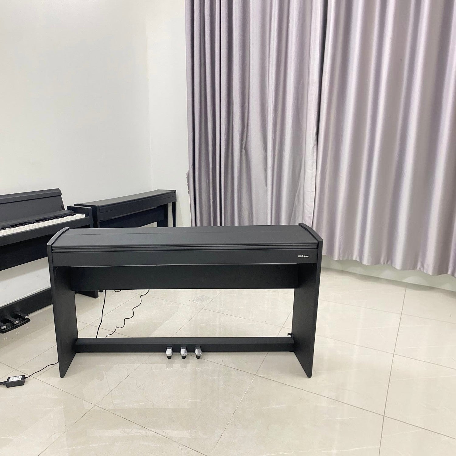 Đàn piano điện Roland F107 màu đen hiện đại, thiết kế dáng phẳng gọn gàng tại showroom TÂN NHẠC CỤ