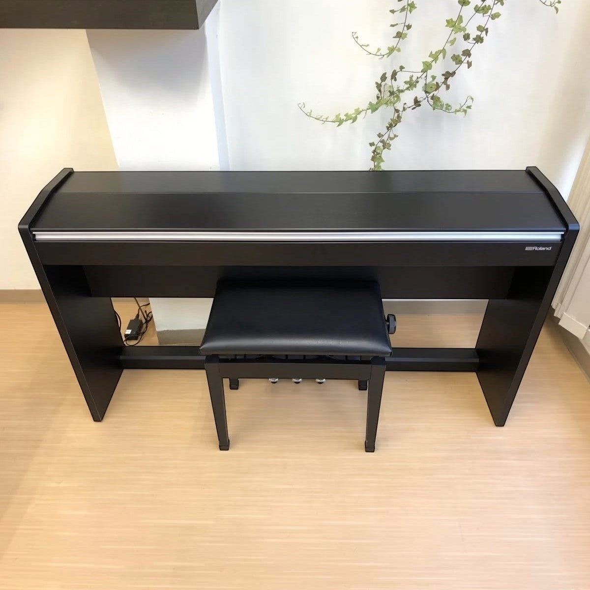 Đàn piano điện Roland F120 màu đen thiết kế dáng tủ gọn gàng, hiện đại tại cửa hàng TÂN NHẠC CỤ
