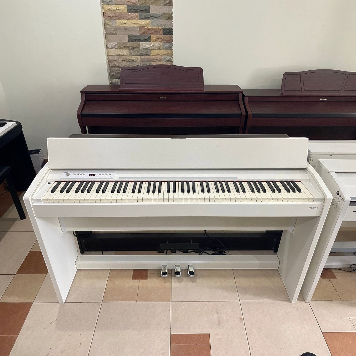Đàn piano điện Roland F120 màu trắng thiết kế dáng tủ gọn gàng, tinh tế tại showroom TÂN NHẠC CỤ