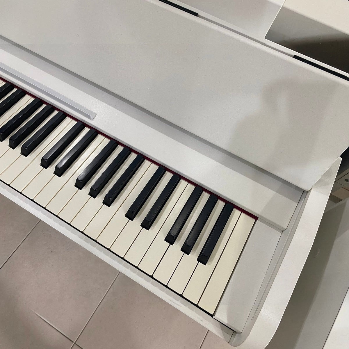 Đàn piano điện Roland F120 màu trắng tại TÂN NHẠC CỤ với thiết kế dáng tủ gọn gàng và bàn phím Ivory Feel-G