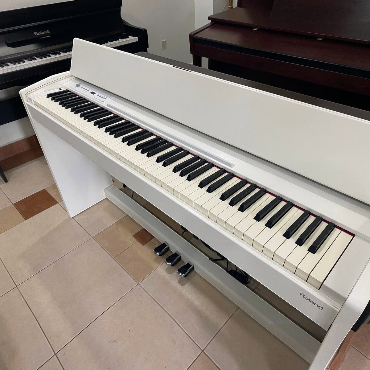 Đàn piano điện Roland F120 màu trắng thiết kế dáng tủ gọn gàng, bàn phím Ivory Feel-G tại cửa hàng TÂN NHẠC CỤ