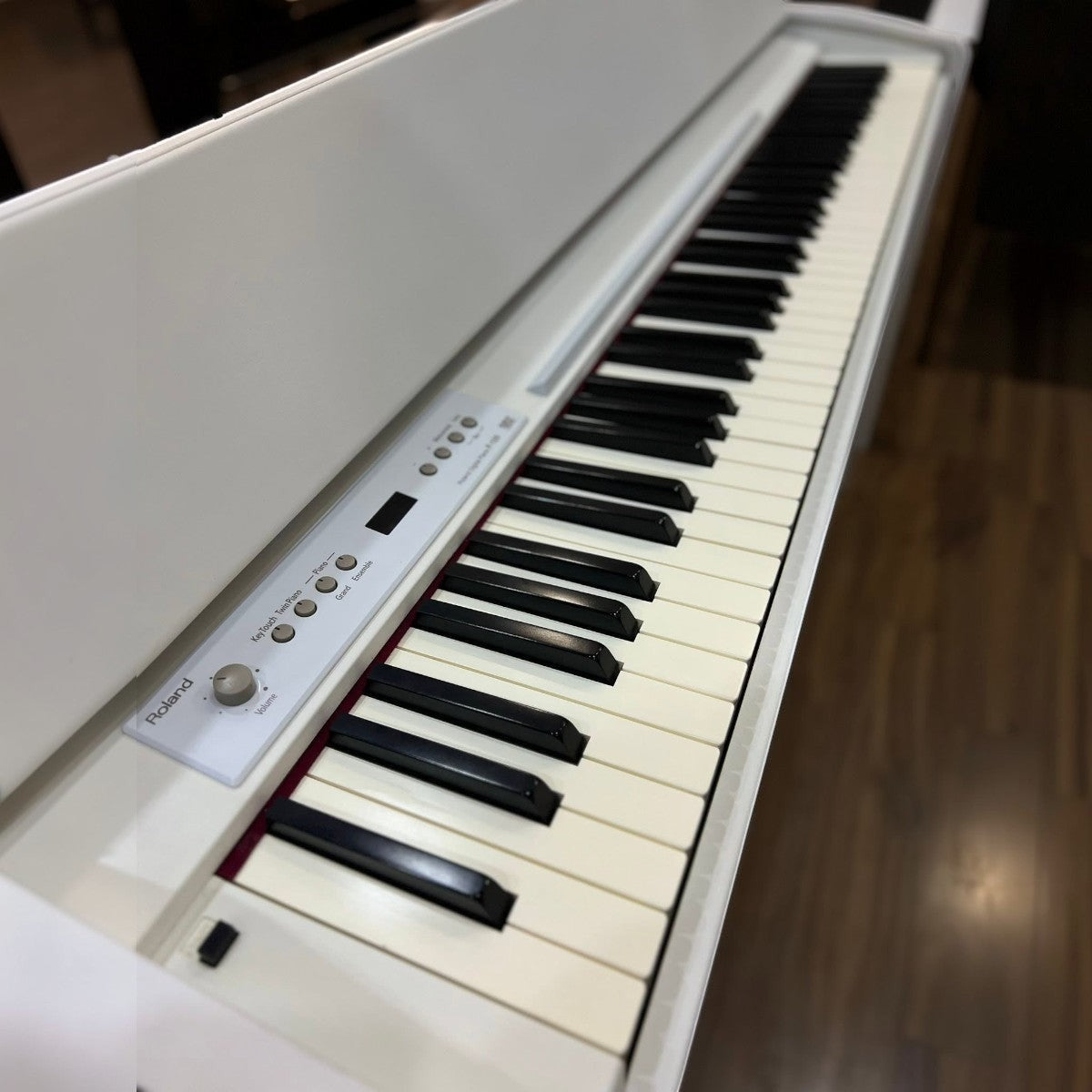 Đàn piano điện Roland F120 màu trắng thiết kế tối giản với bàn phím Ivory Feel-G tại Tân Nhạc Cụ